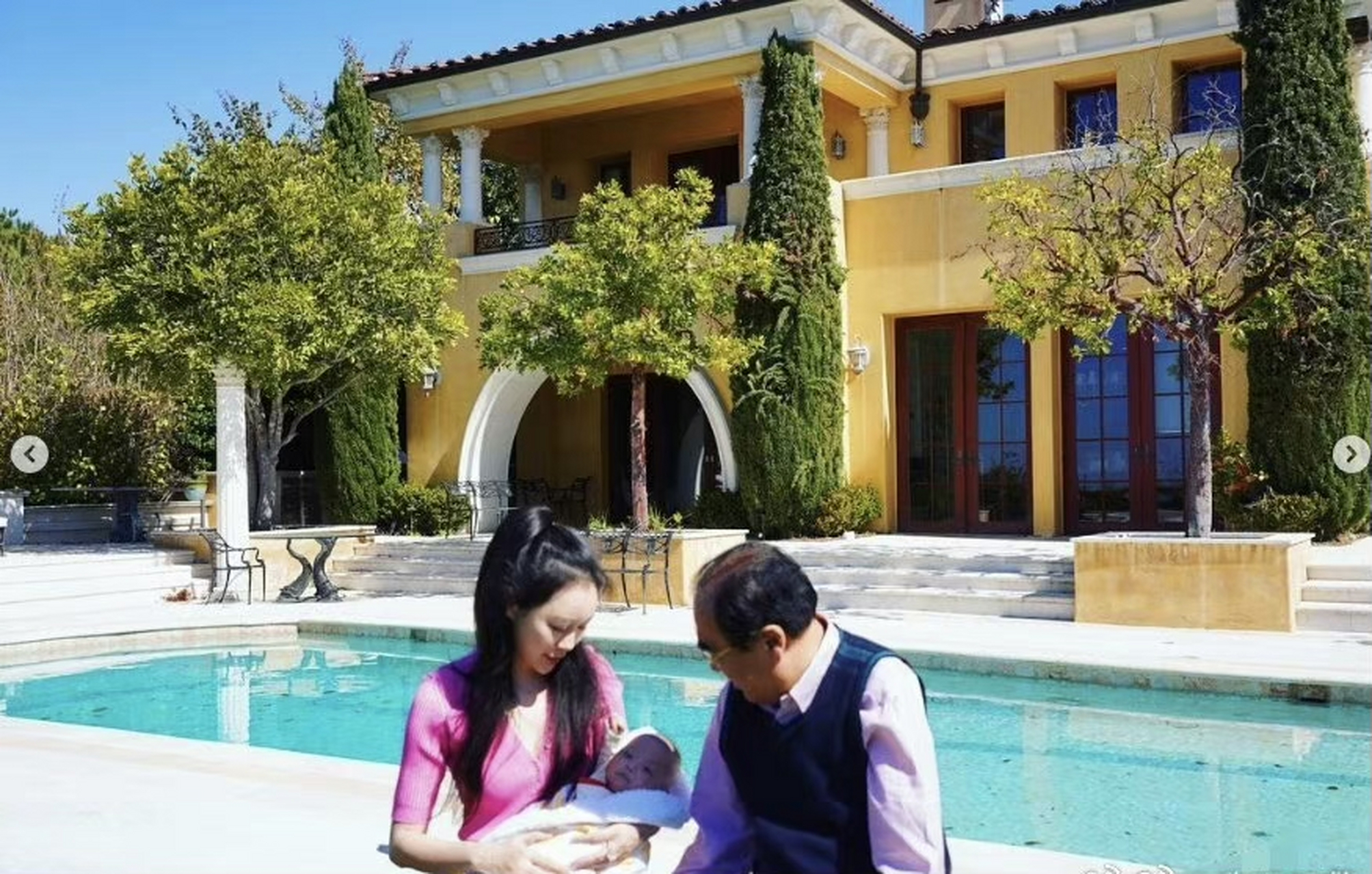 傅晓田发豪宅背景的图片,她的父母看着外孙,笑容满面[奥特曼][奥特曼]