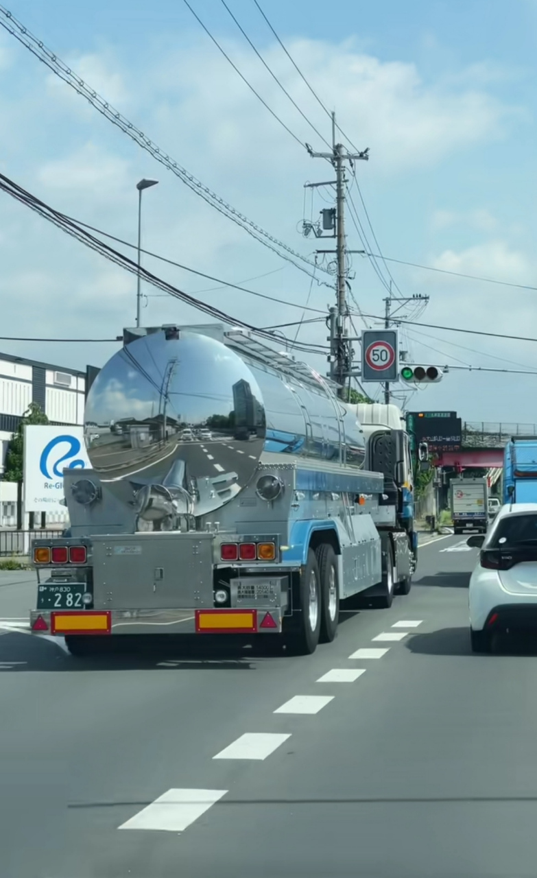 日本公路上的油罐车,这油罐车擦的真亮呀,都能当镜子照了!