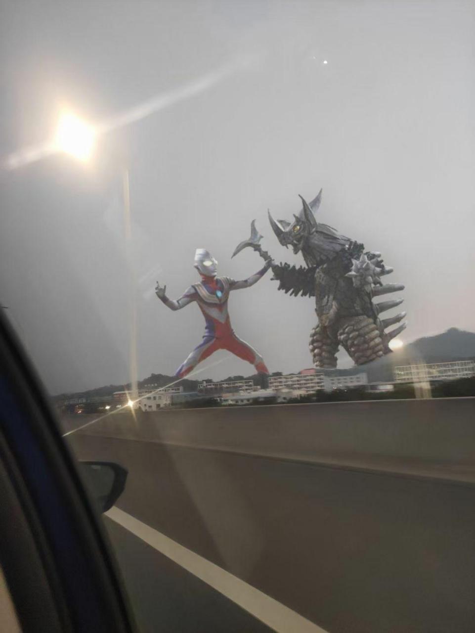 下班途中看到迪迦还在上班打怪兽,试问他们加班有加班费吗[坏笑][坏笑