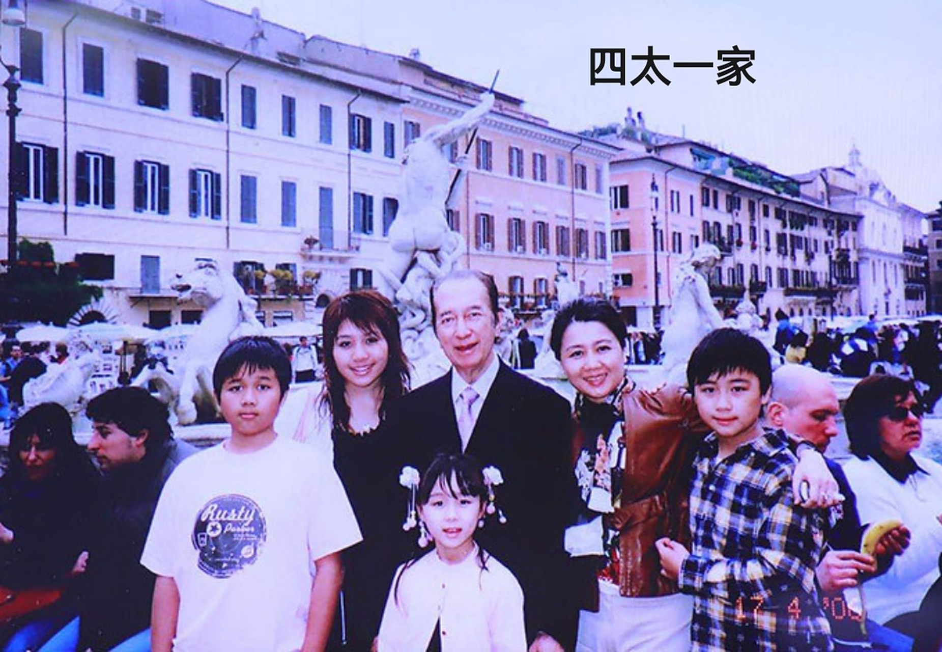 四太梁安琪和和孩子们合照