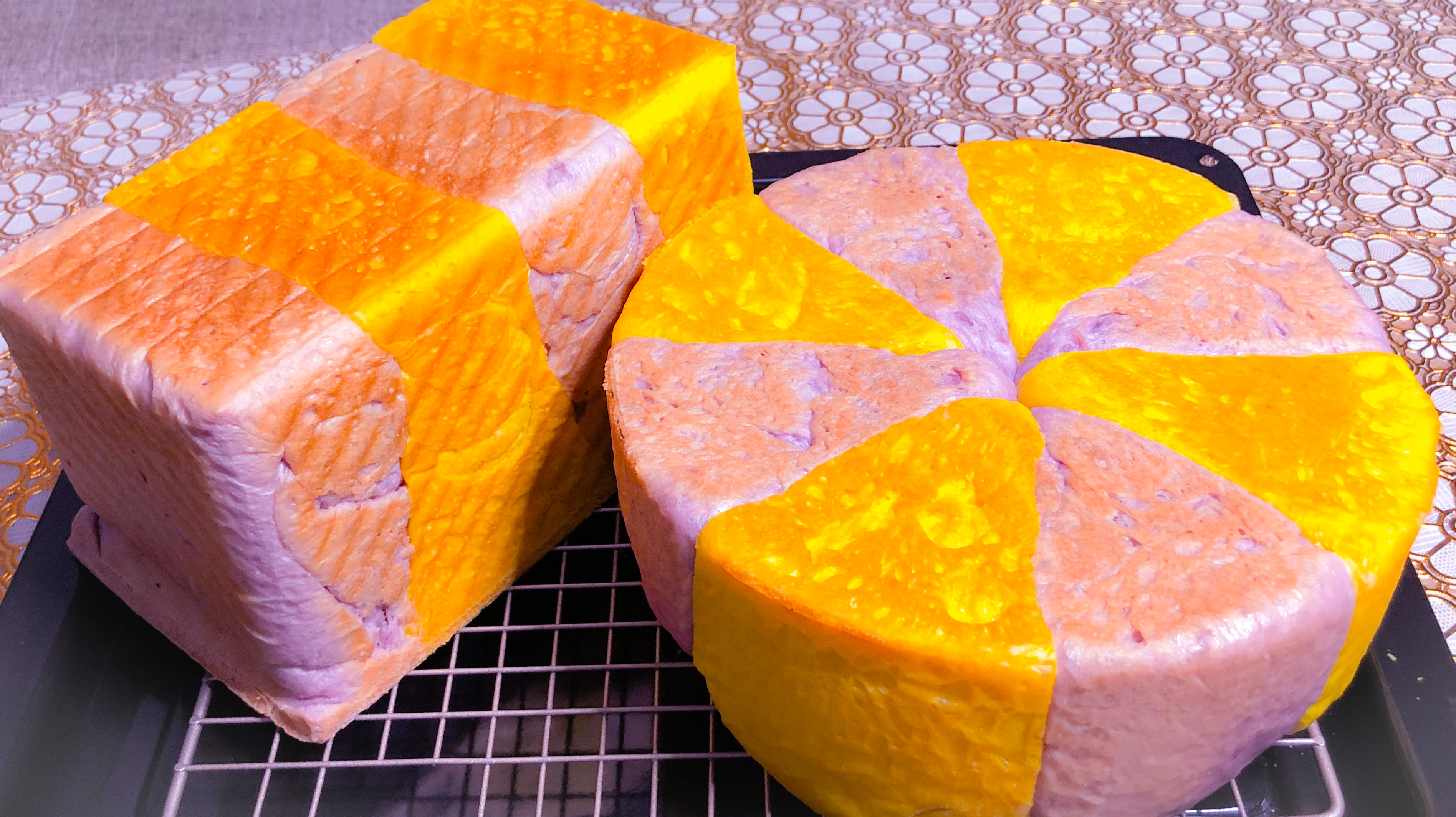 双色南瓜紫薯面包,水份足蓬松绵软,制作简单,配方中的量是关键