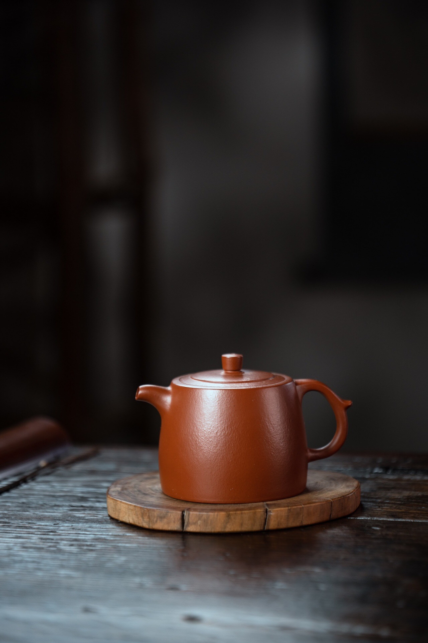 井栏壶,壶型简单,壶身扁圆,饱满隽逸.出水有力,拿捏得当.