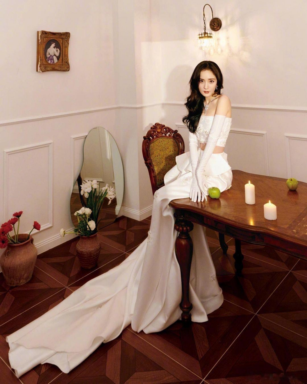 杨幂# 一袭白色抹胸露腰长裙,温柔优雅又性感! 676767