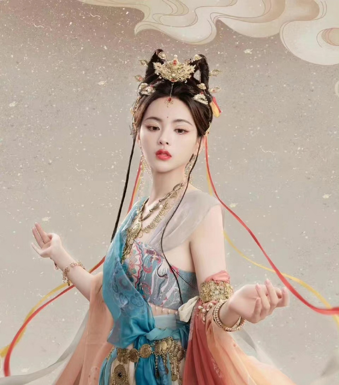 杨超越,张予曦,哈尼克孜敦煌造型,哈尼克孜更胜一筹,杨超越有点水.