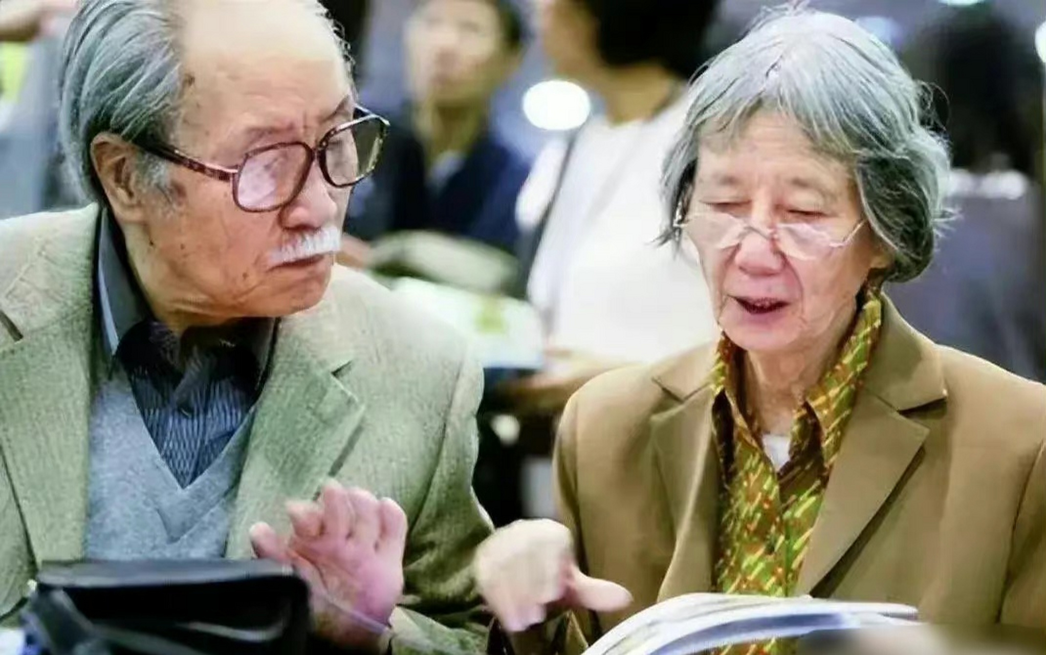 施文心女士1928年11月出生于重庆市江津区,毕业于北京电影学院,编发