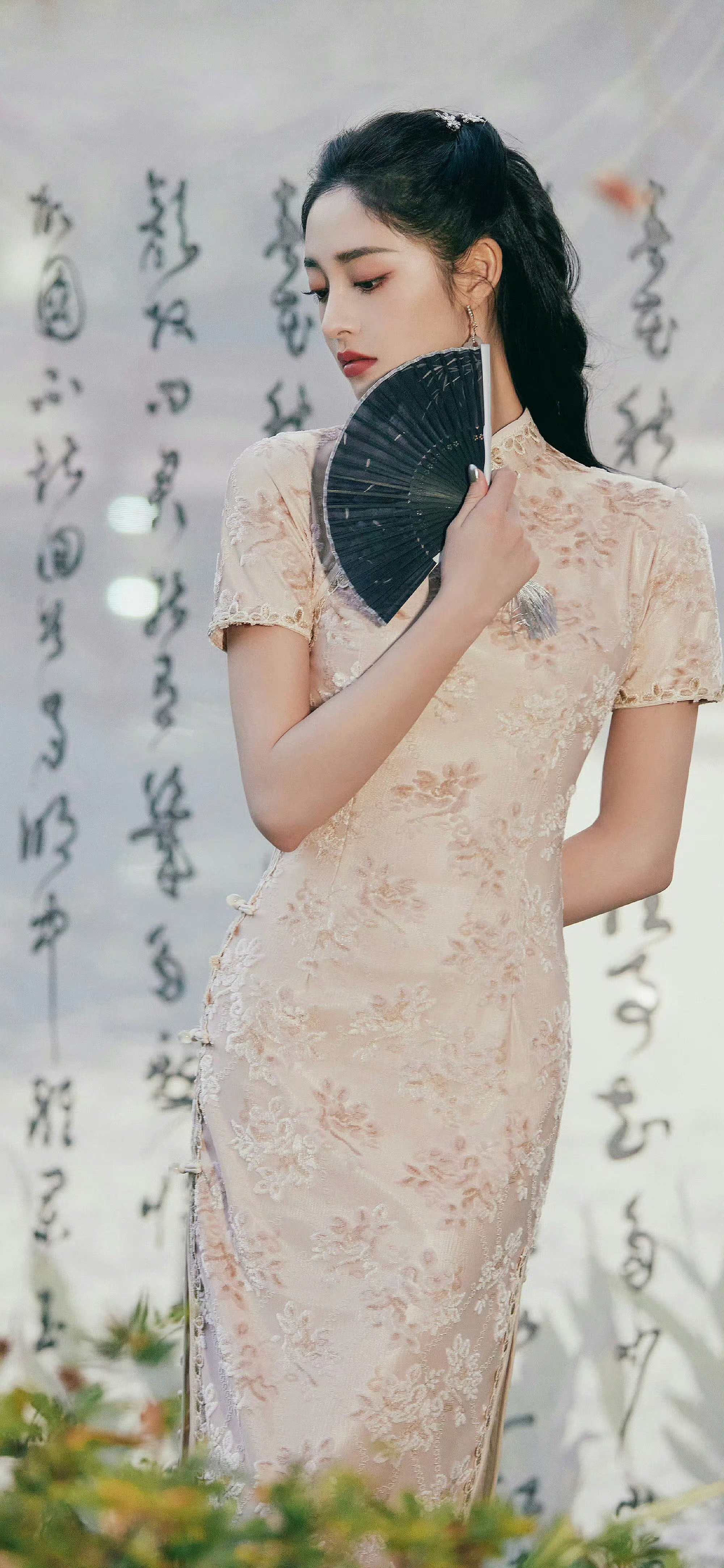 90后女星穿旗袍,杨紫很有东方美气质,杨超越穿出了千金大小姐范