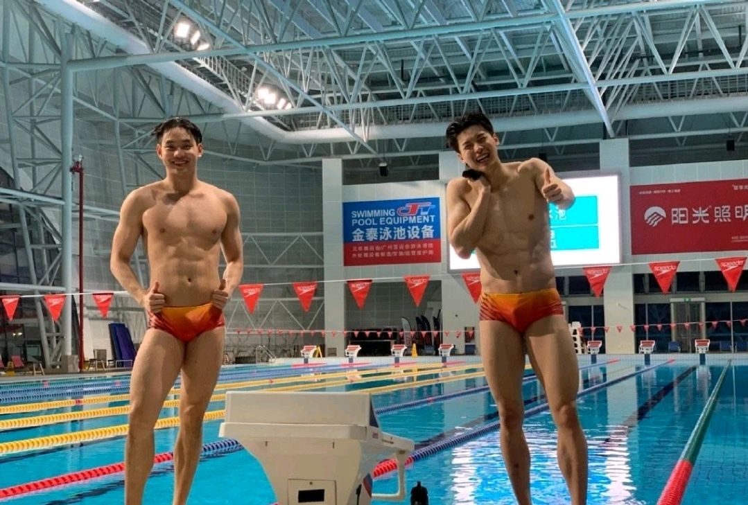 汪顺终于脱了!全新沙滩写真八块腹肌荷尔蒙爆棚