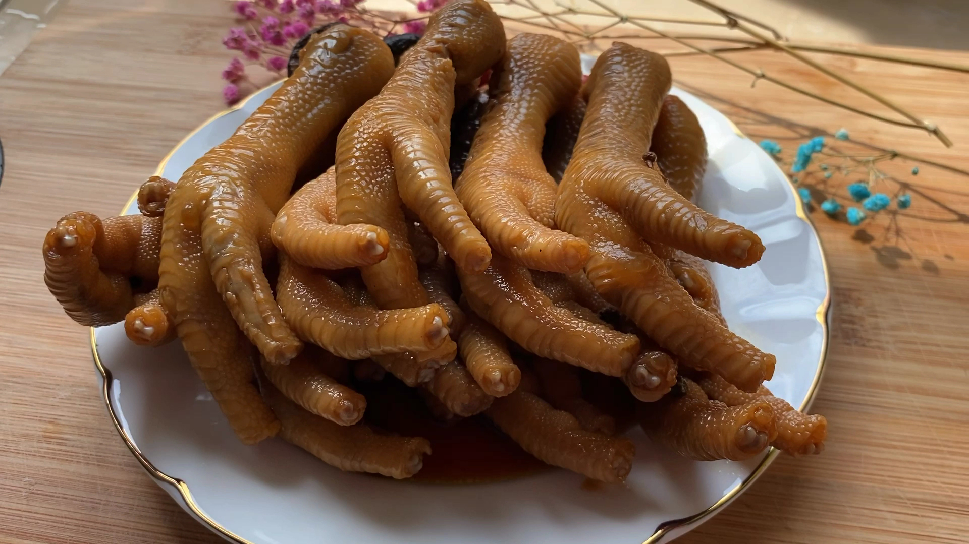 秘制卤鸡爪,入味有嚼劲,方法简单,一学就会