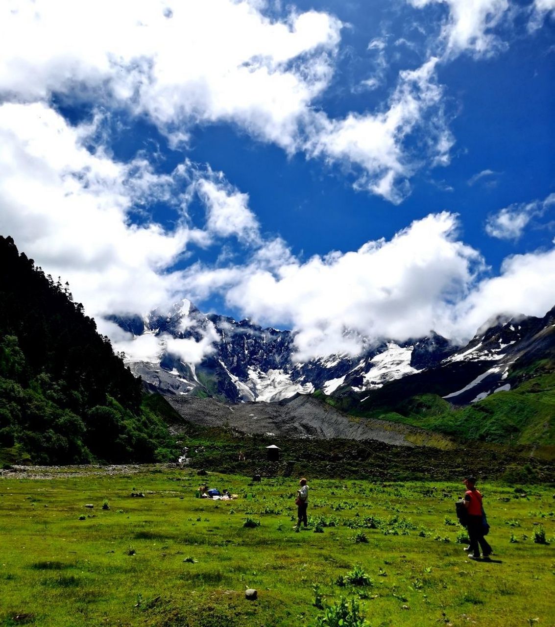 嘎隆拉雪山位于西藏林芝墨脱县与波密县交界处,被当地人称为神山.