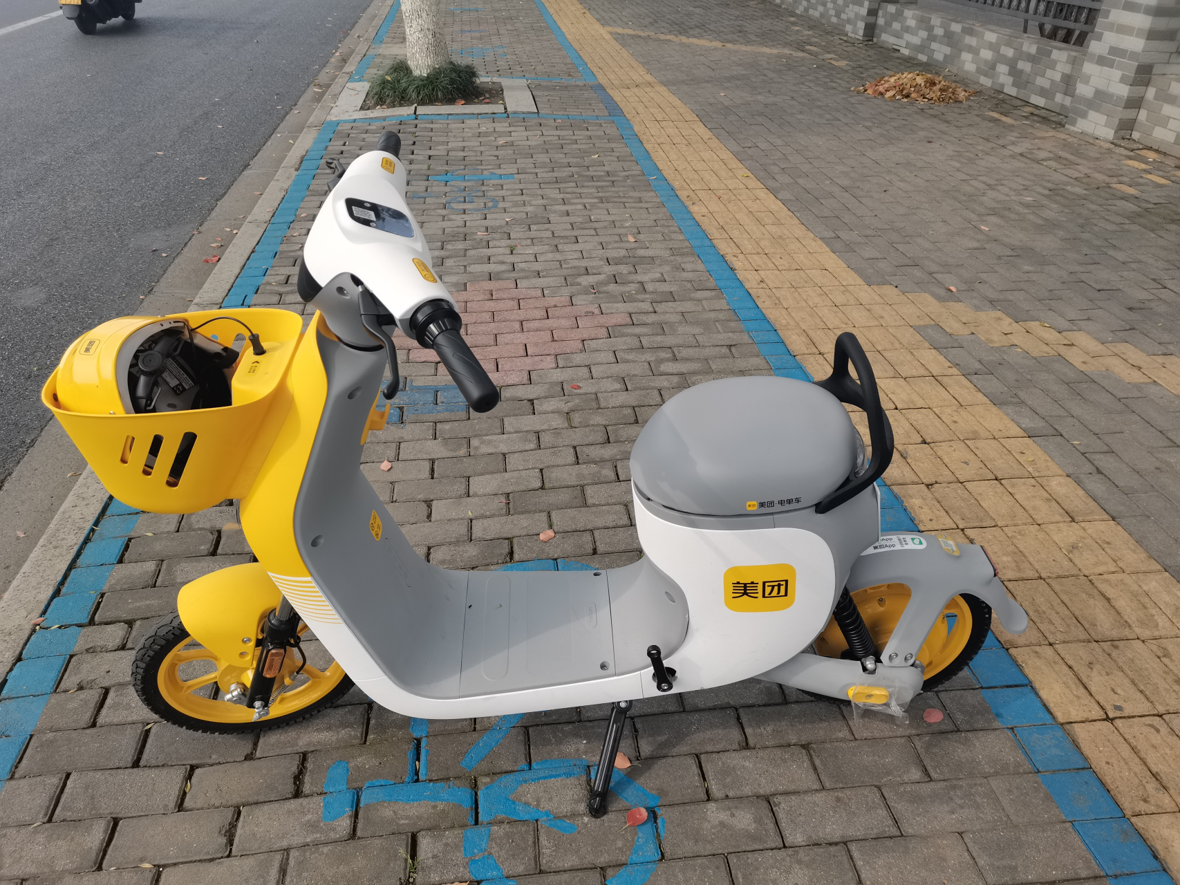 今天路过看见新的美团共享电单车,还挺开心,可惜我们没有出行计划