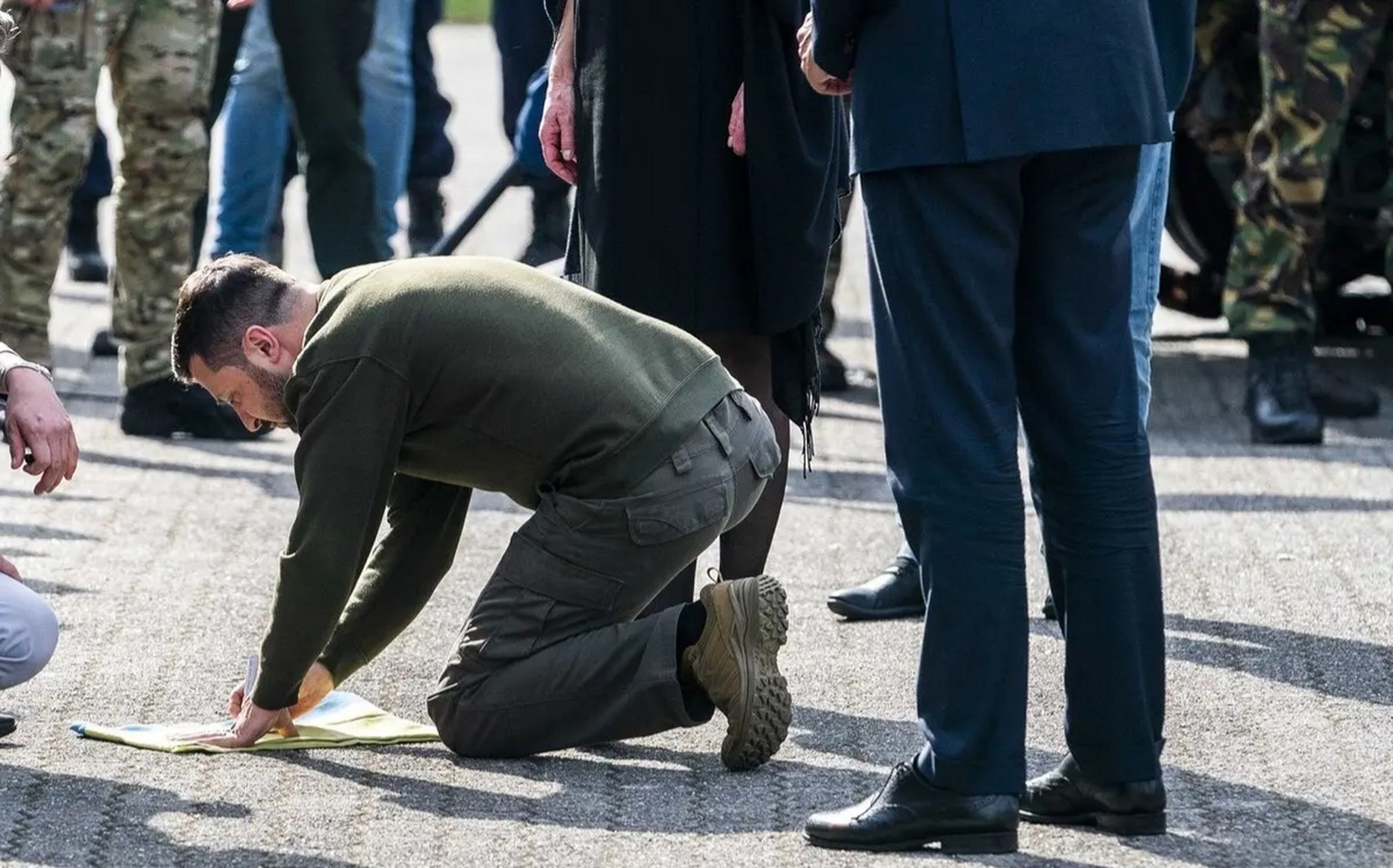 泽连斯基跪着这是干什么?  泽连斯基这是干什么? 是在签无条件投降书?