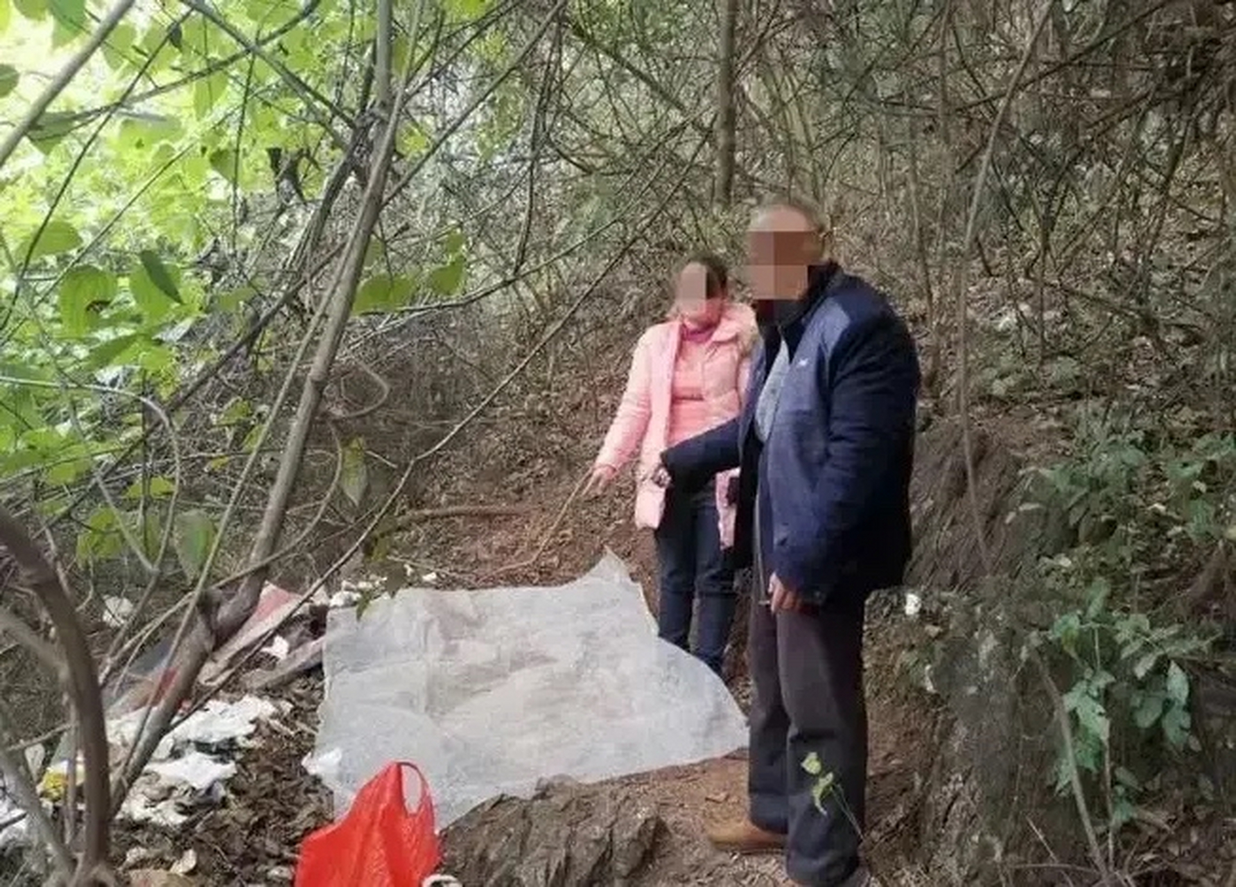 五十多岁的大妈,在小树林卖淫三十元一次!