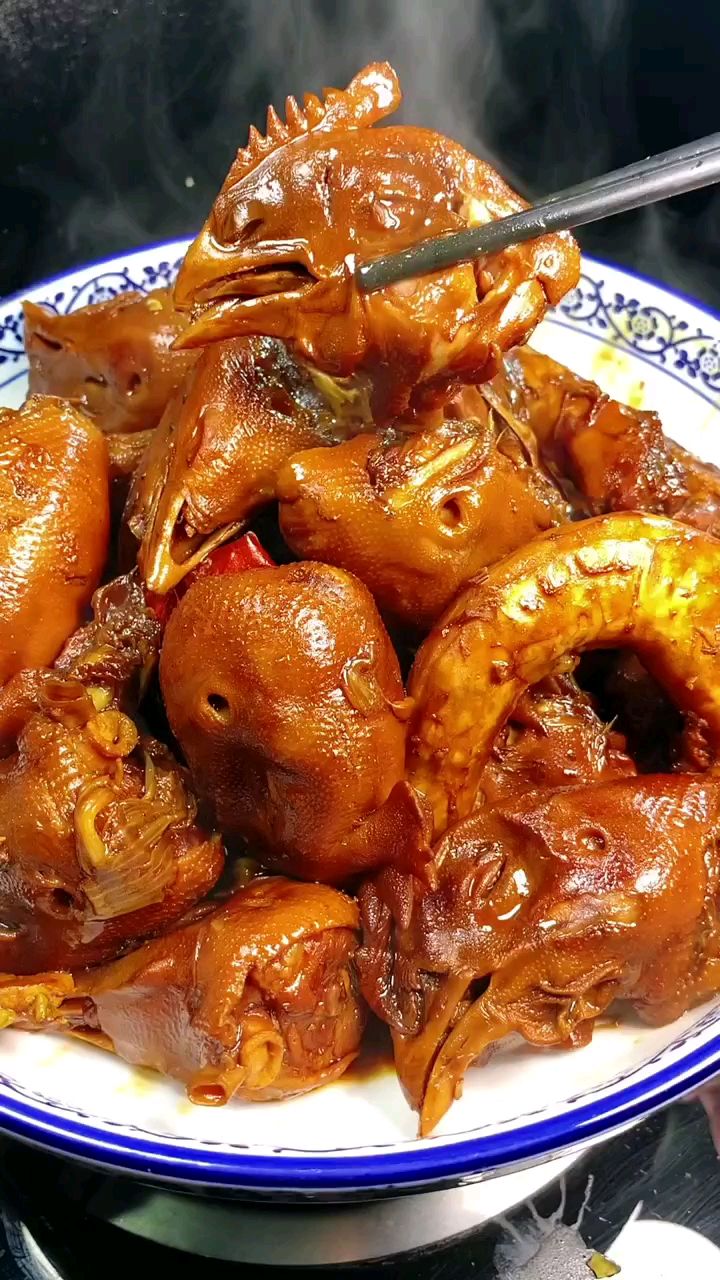 鸡头,鸡脖子,鸡爪子,一起卤着吃,你喜欢哪个-度小视