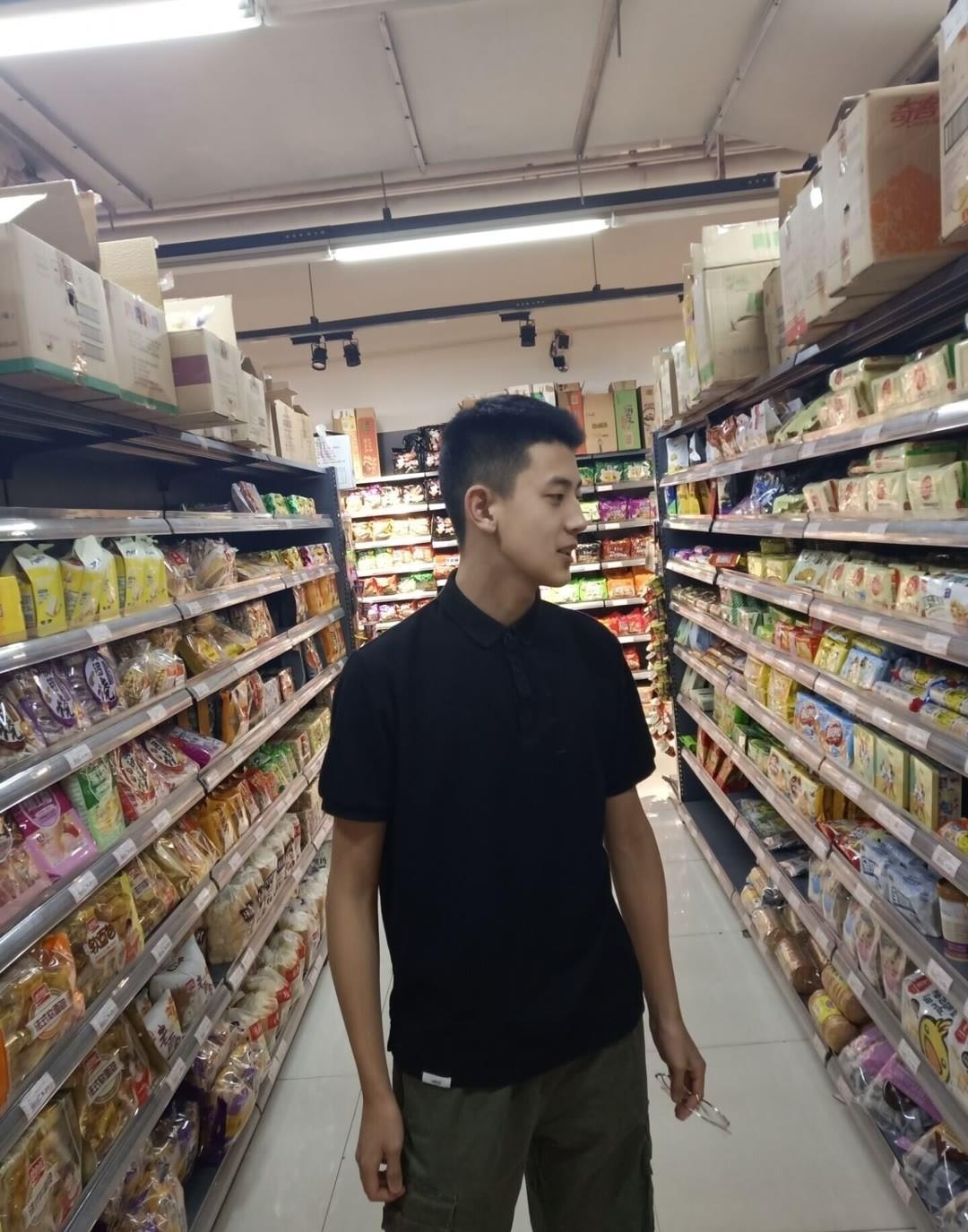 组图:身高177的00后男生,爱吃零食喜欢自拍,阳光有型有气质!