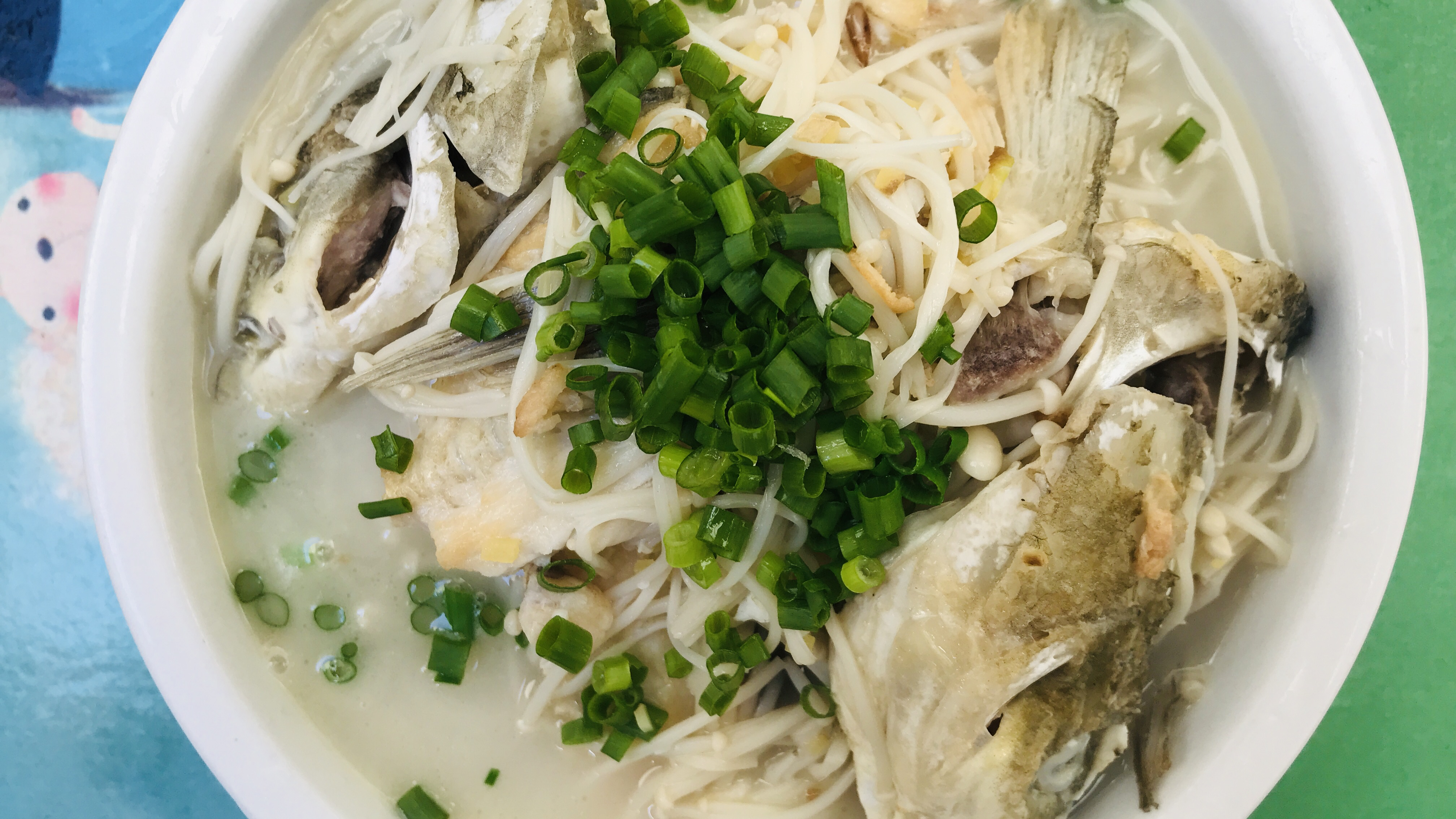 金针菇和鱼头四川人喜欢这样做,汤浓味美,老人小孩都爱吃