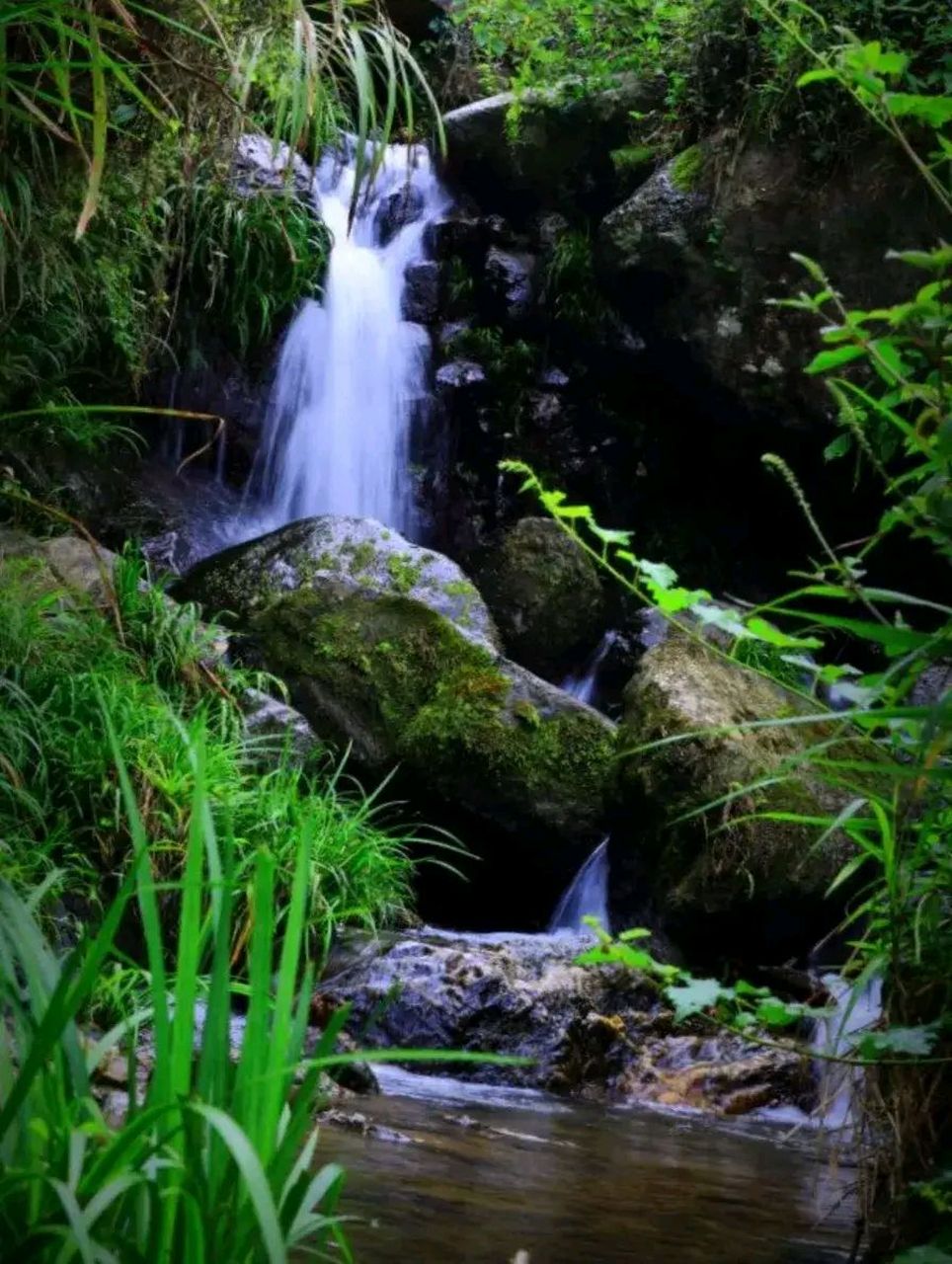 夏日里的婺源石径镇山溪村,碧波荡漾,青山如黛,水天一色,宛若一幅画卷