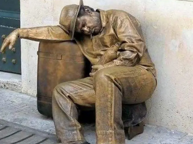 时下流行的"活人雕塑",在景区站,坐一天,比普通人的工资都高