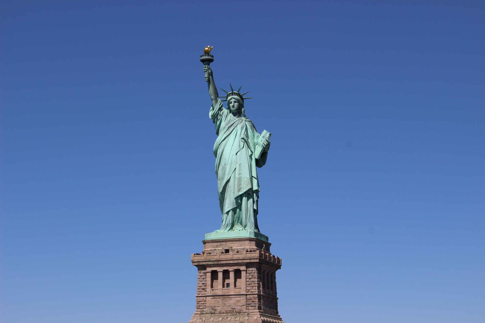 自由女神像是由钢,铜合金铸造而成的,底座高达154