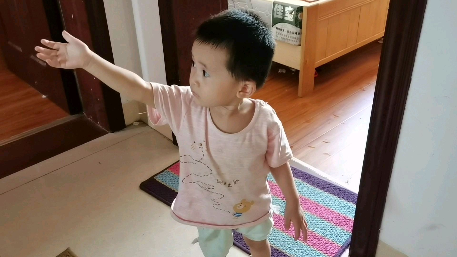 1岁半宝宝第一次看见杀鸡,没想到是这样的表情,真是可爱又搞笑