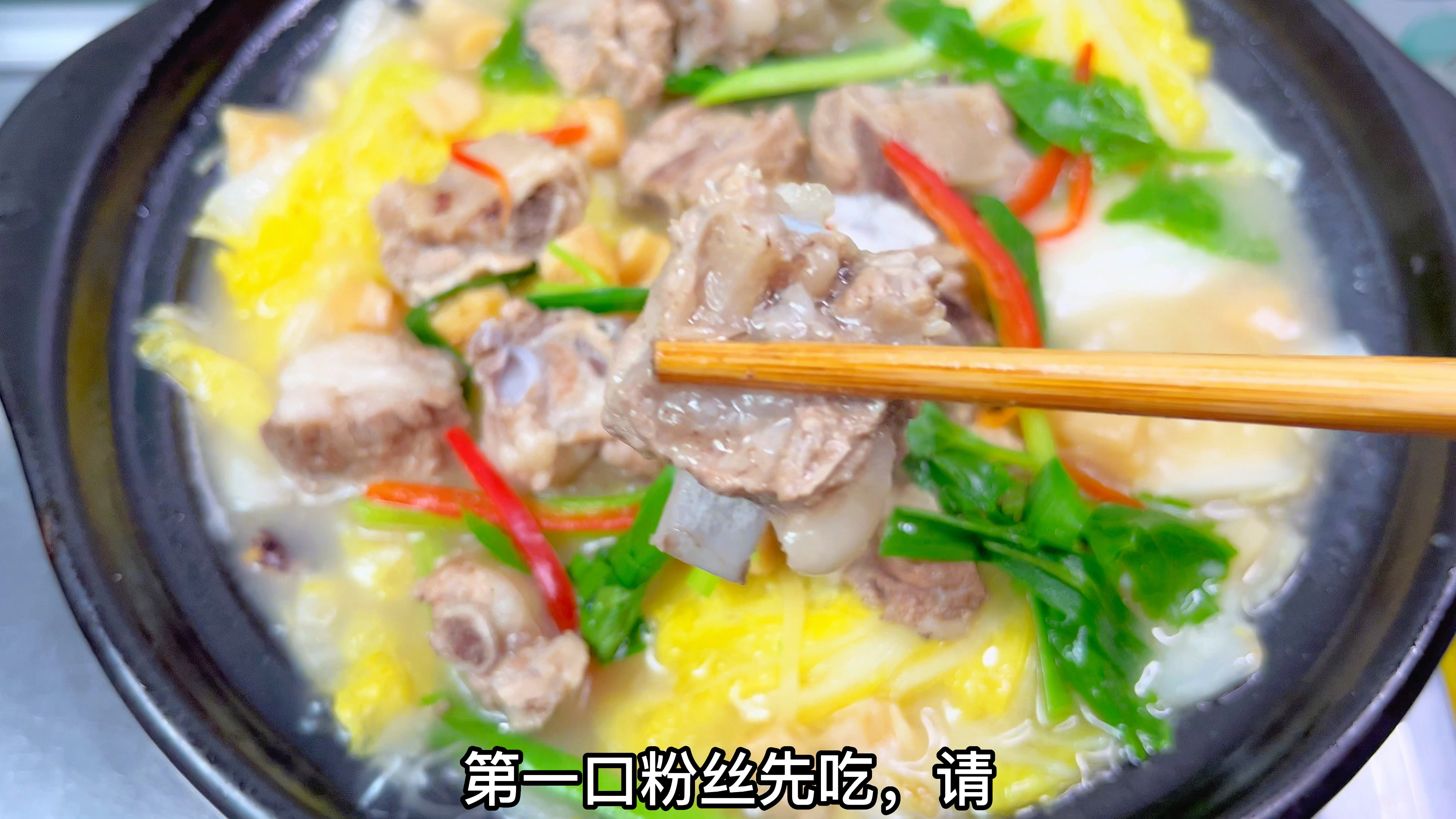 现在这个季节白菜好吃，大厨分享排骨白菜煲，鲜中带甜又带香