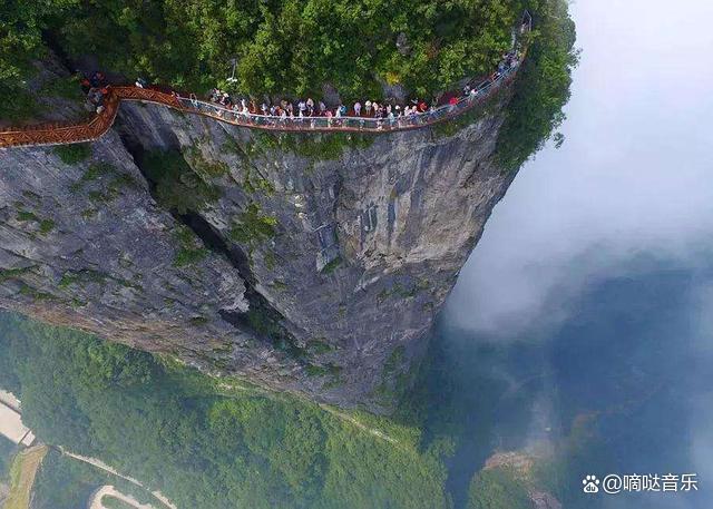 天门山四人跳崖,景点会承担责任不