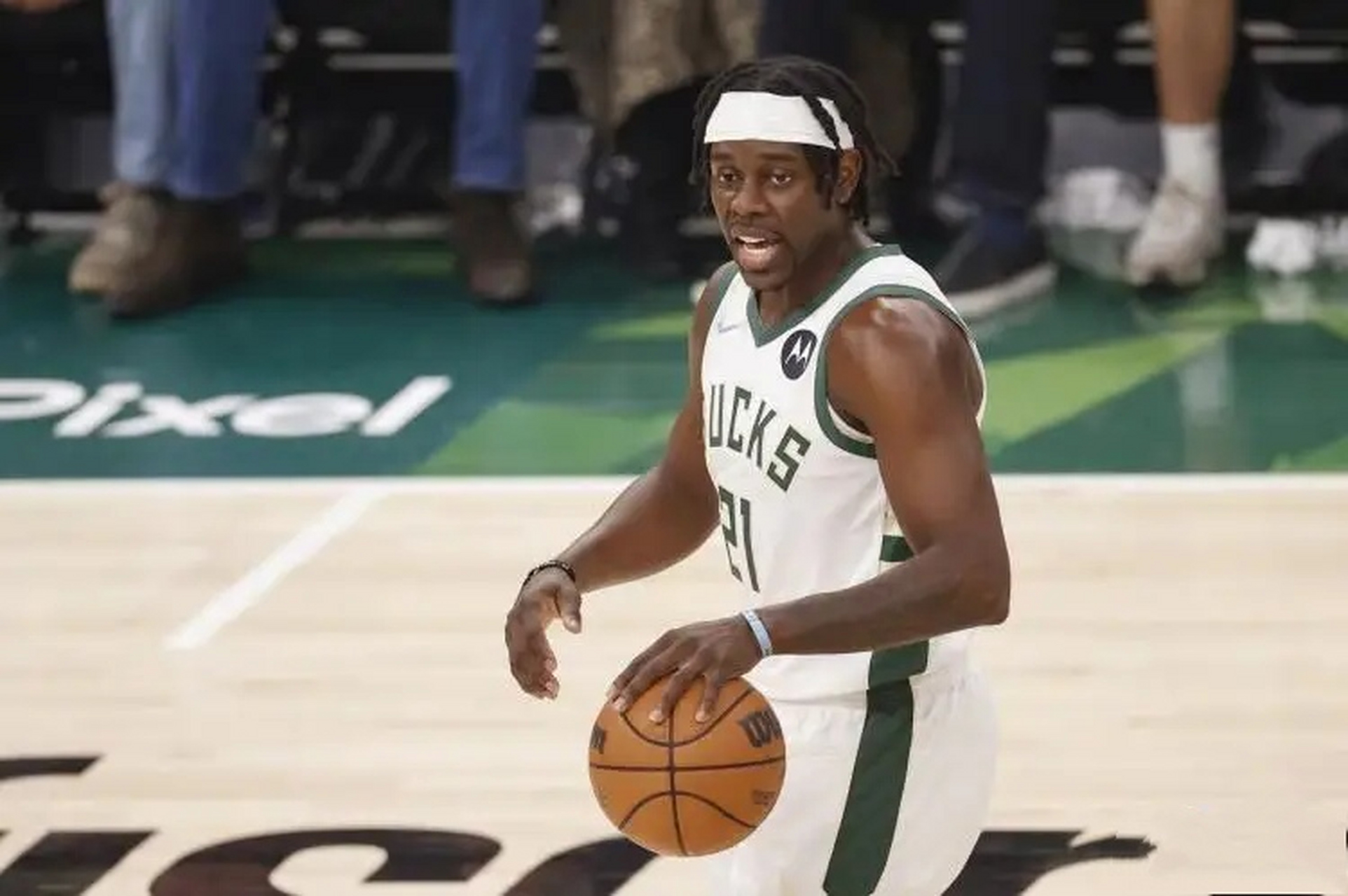 此役,雄鹿后卫霍勒迪末节扮演关键先生,全场比赛,霍勒迪出战33分46