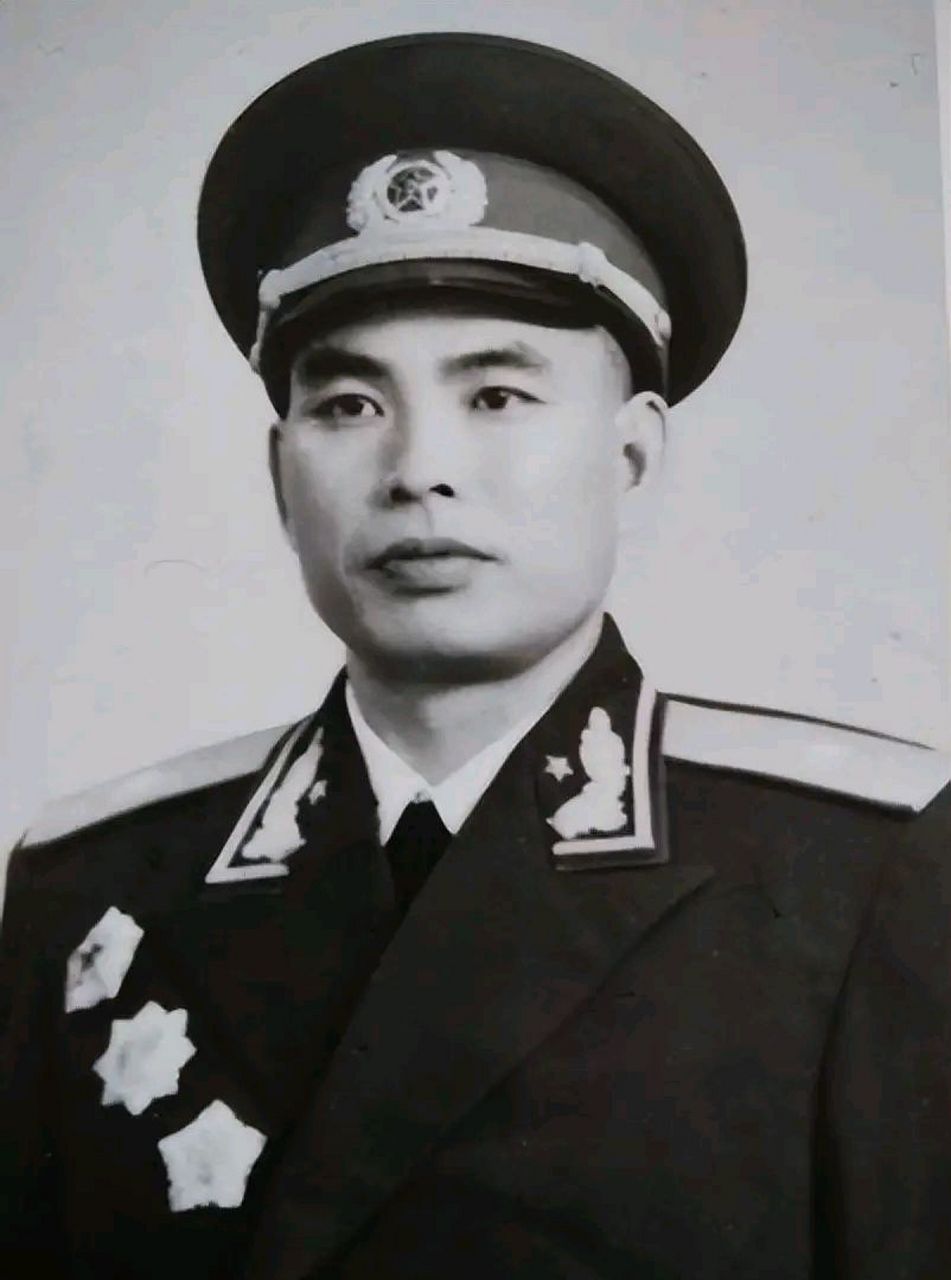 余光茂(1915年10月-1998年1月7日),出生于江西崇义县.