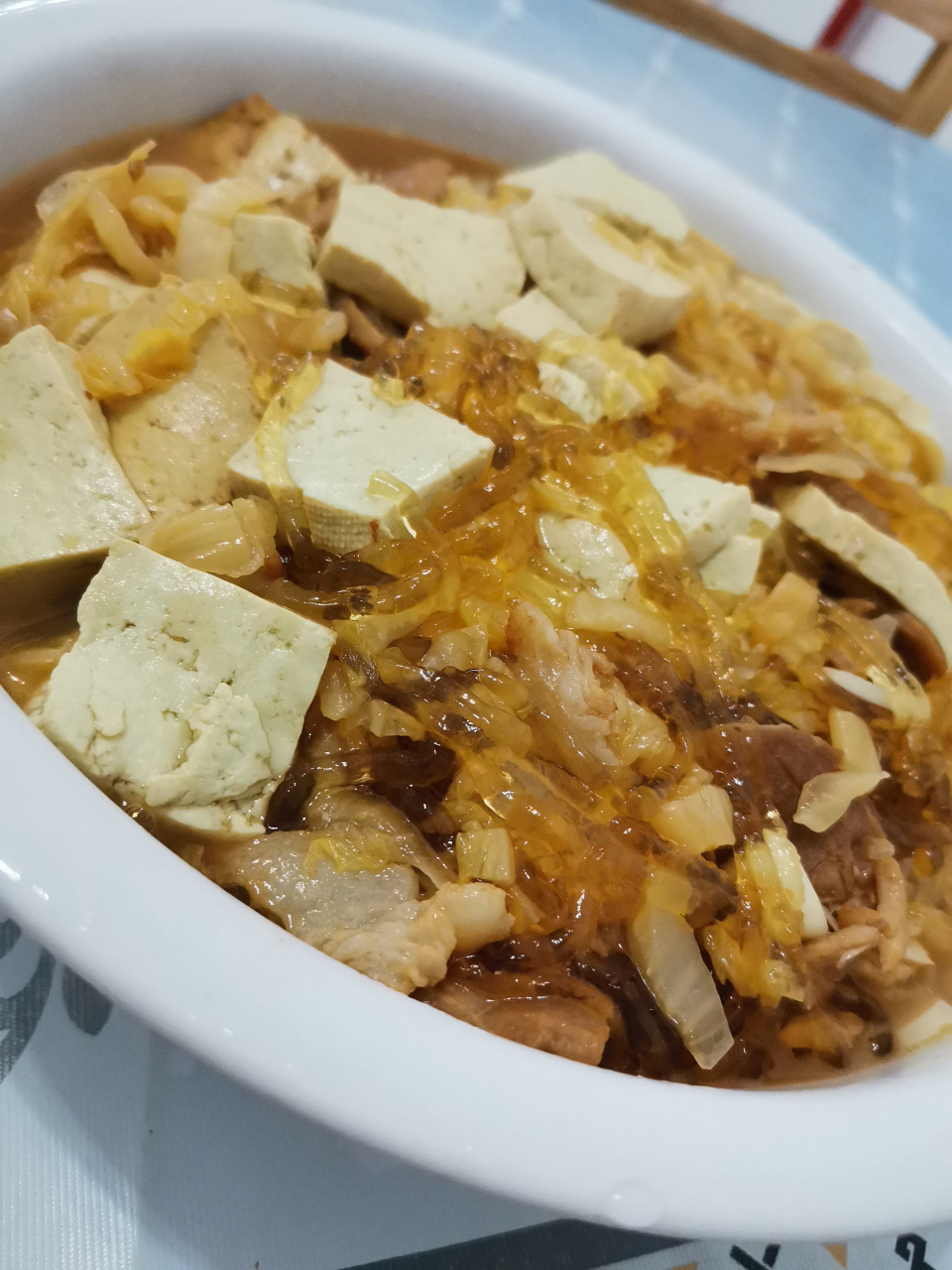 东北人最爱的一道菜"猪肉酸菜炖豆腐粉条"[大笑]