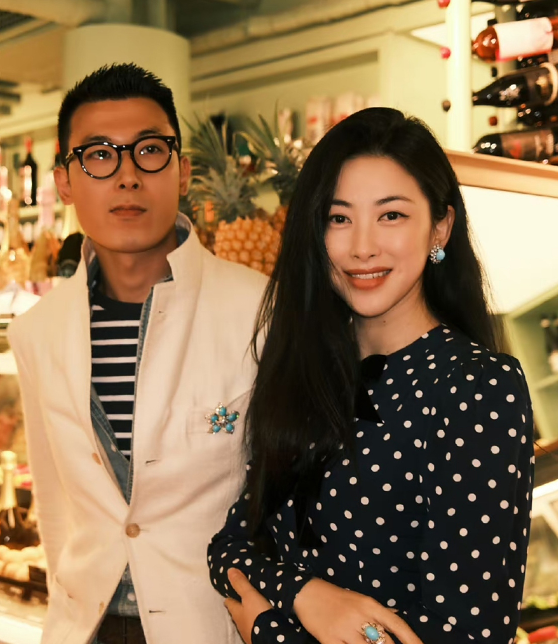 朱珠和老公同框参加活动,两人的五官和神采都特别相似,这应该就是现实