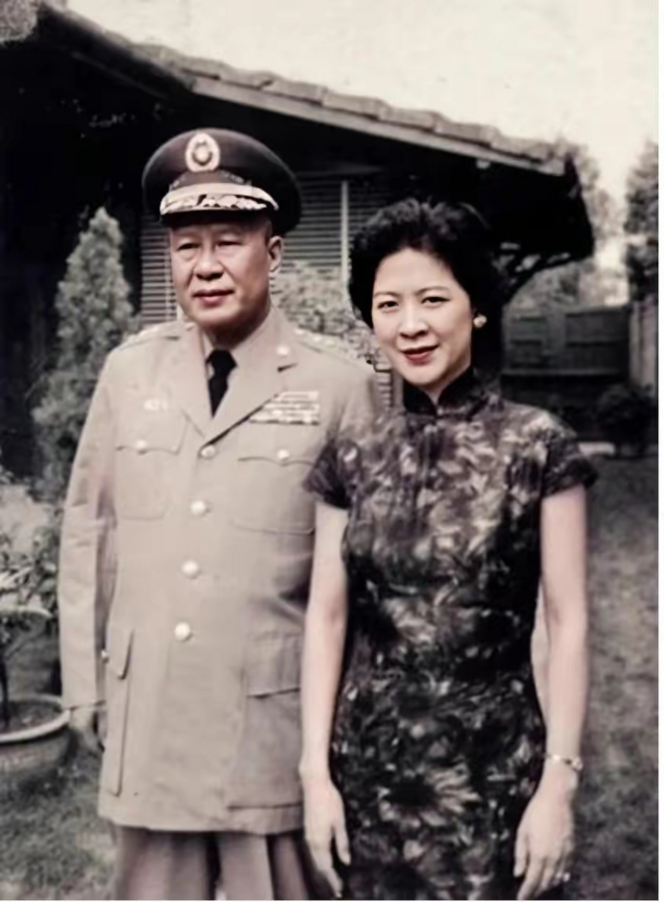 这是50年代,白崇禧和女儿白先慧,一张罕见的留影.