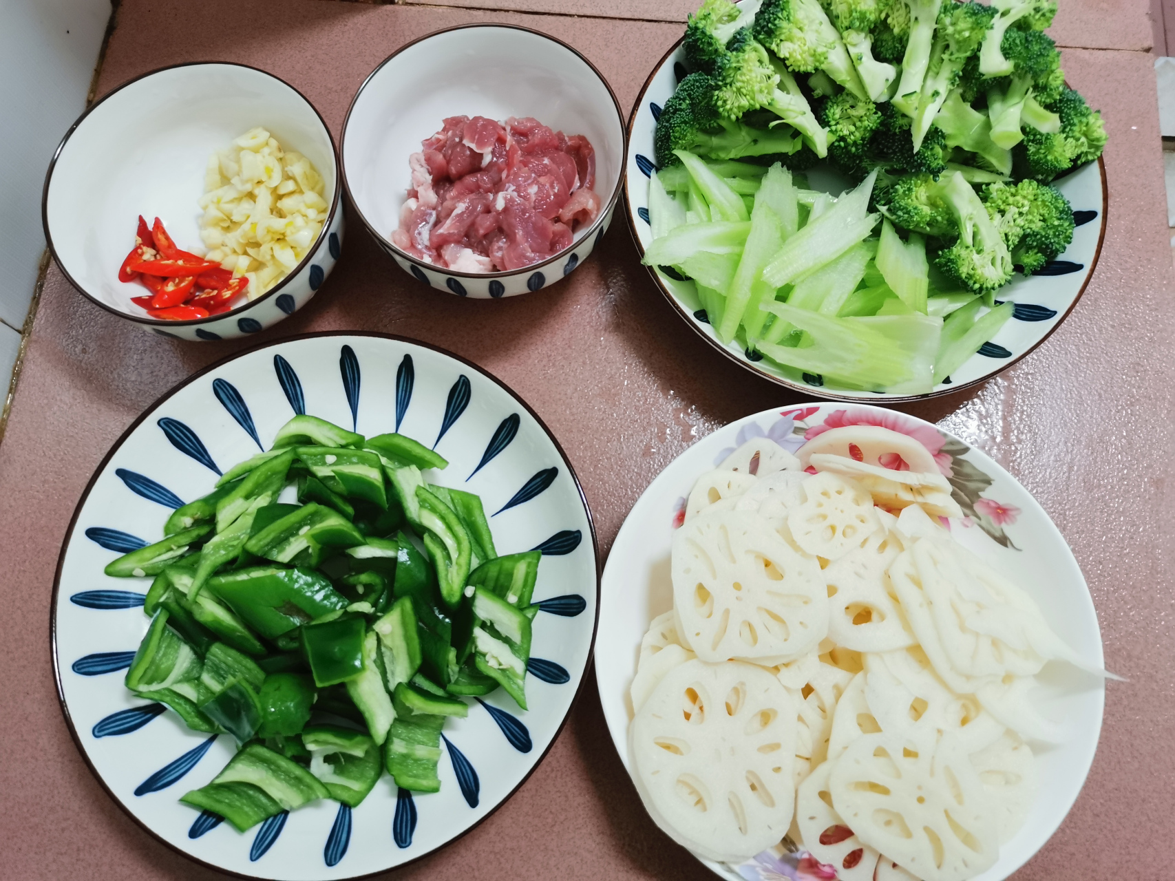 圖一是我做的午餐,圖二是老公做的晚餐,幸福的小日子不錯吧!