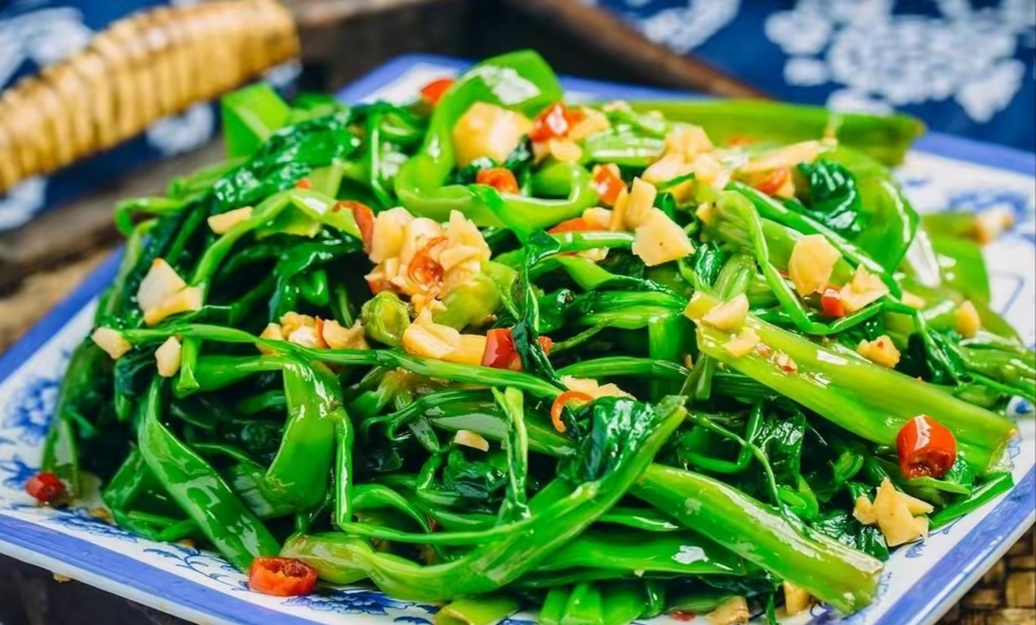 蒜蓉空心菜  所需食材】:空心菜,大蒜,小米辣,食盐,胡椒粉,鸡精