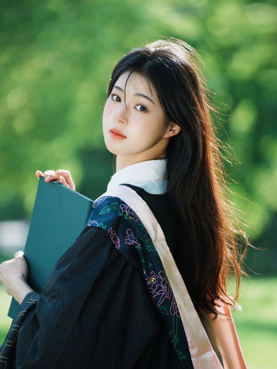 是个大晴天,在草坪上拍的 学士服写真算是毕业季大家都会拍照的照片了