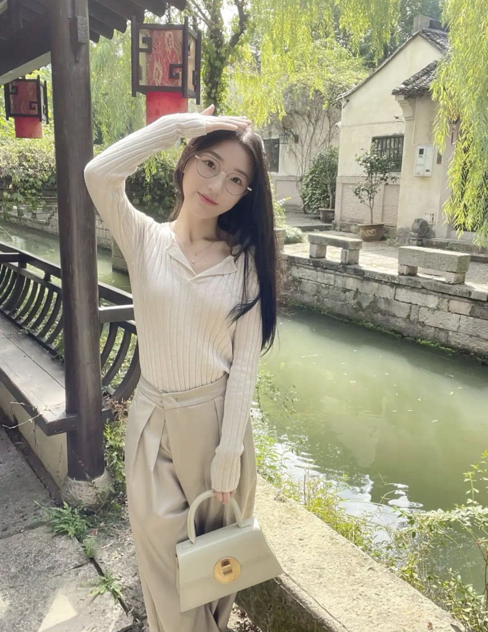 江南水乡里戴眼镜的长发清纯气质美女