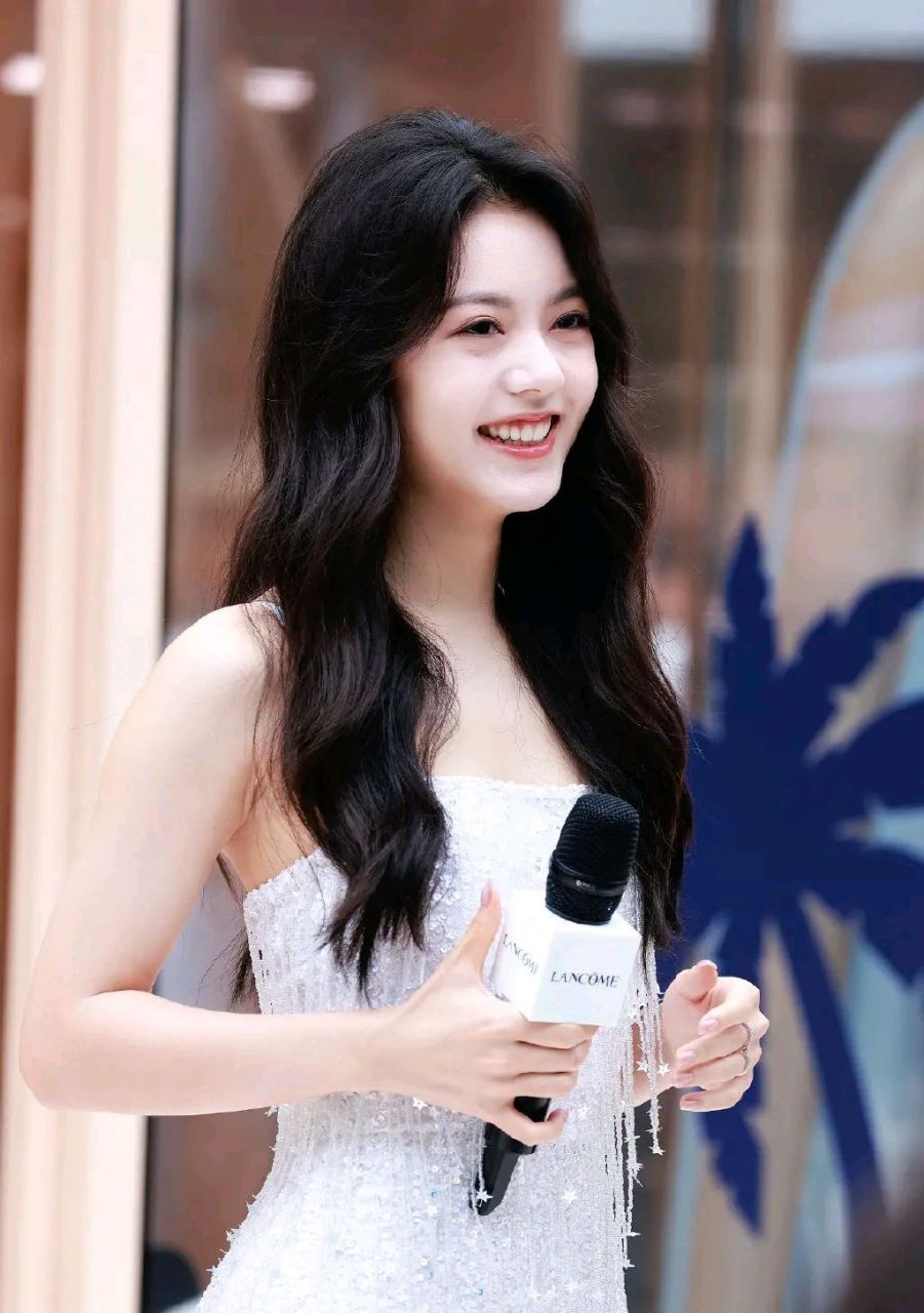 赵今麦生图:白色抹胸超短裙性感迷人,年仅20岁满满的熟女风  许久不见