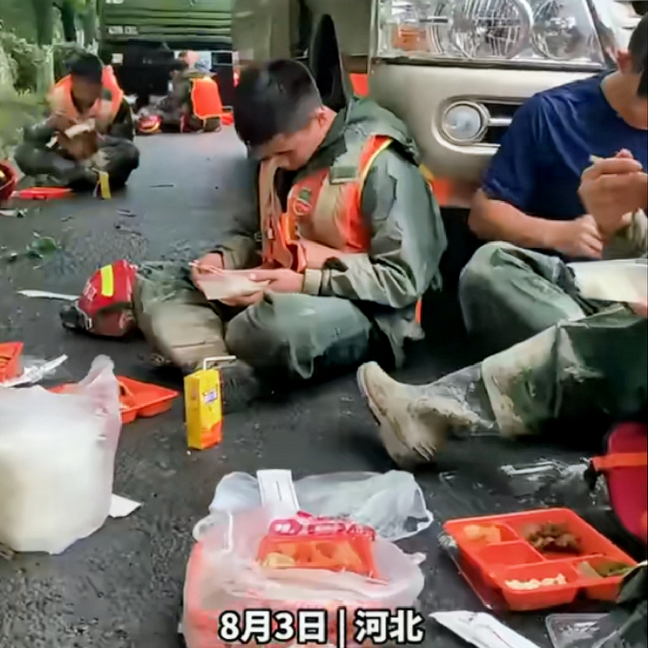 8月3日,河北抗洪吃饭时,一名小战士吃饭时吃着吃着就睡着了
