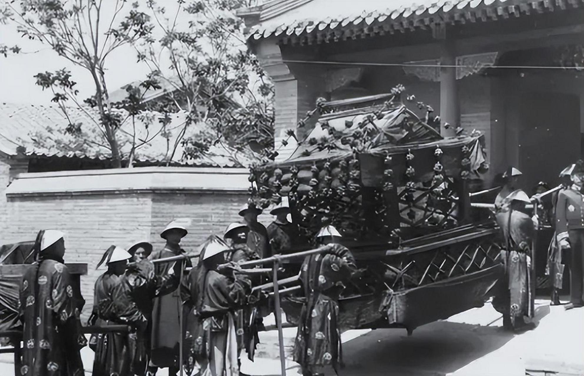 公元1900年7月20日,八国联军兵临城下,慈禧太后一夜无眠,天刚放亮,她