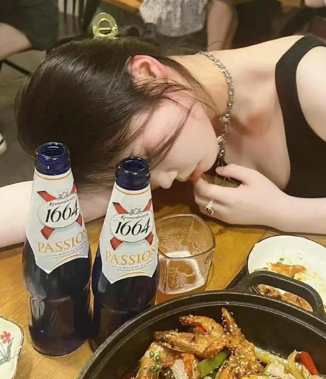第一次出来跟美女喝酒,一杯没喝完酒醉了,这种情况怎么办?