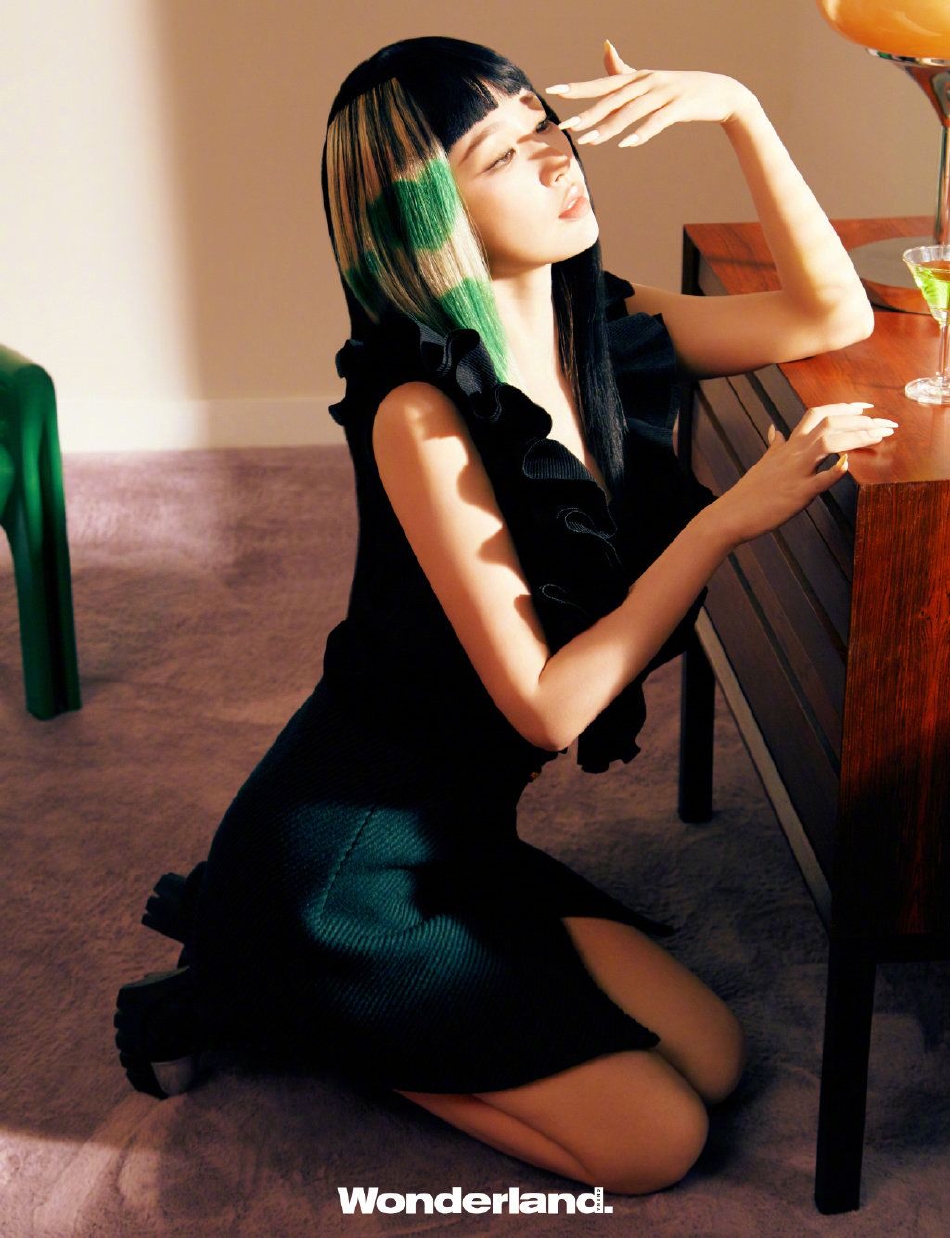 组图：虞书欣绿色爱心挑染造型拍大片美式甜酷穿搭演绎鬼马少女