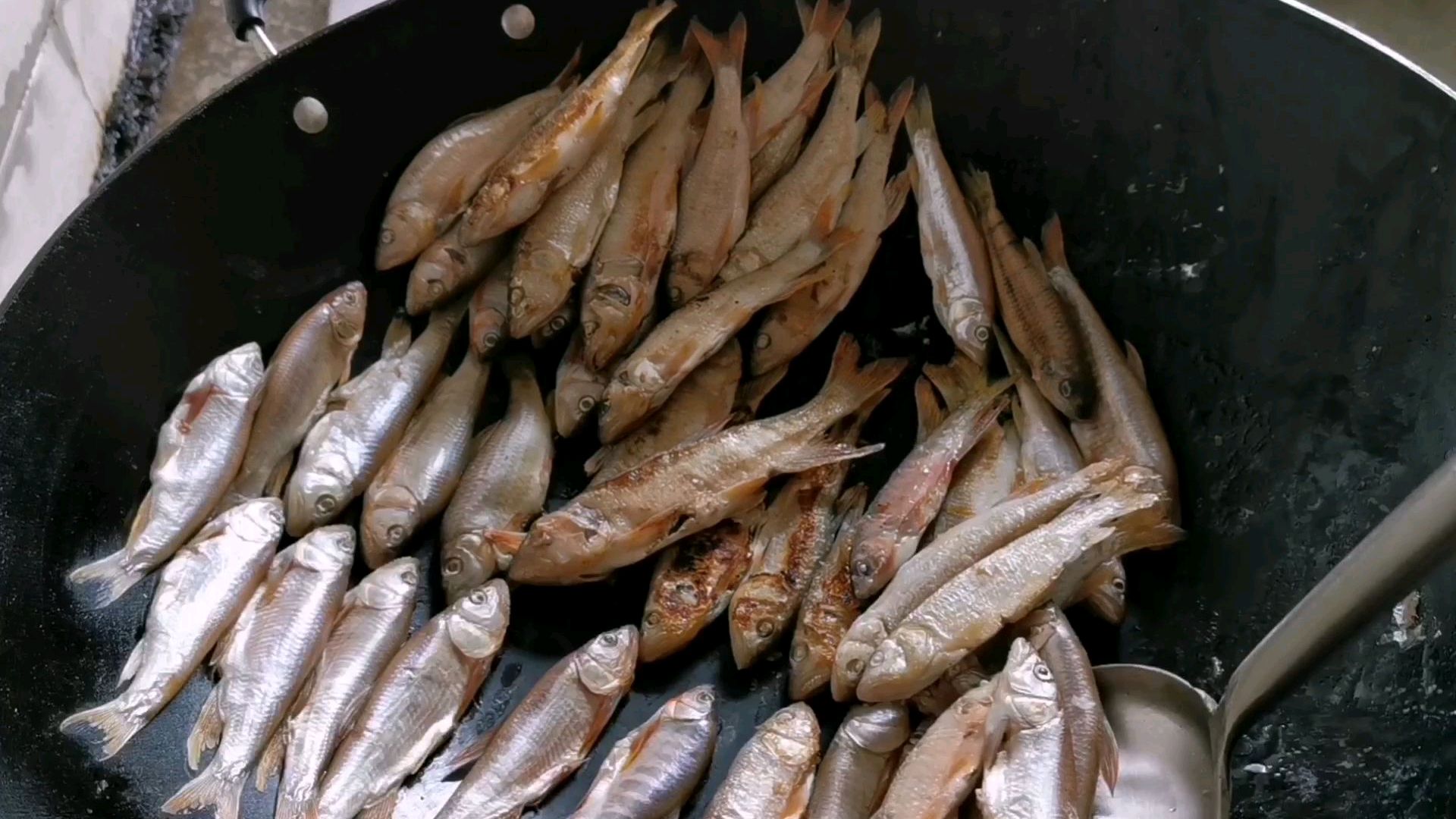 煎河鱼干,掌握几个步骤级简单,不煎锅好吃又好看