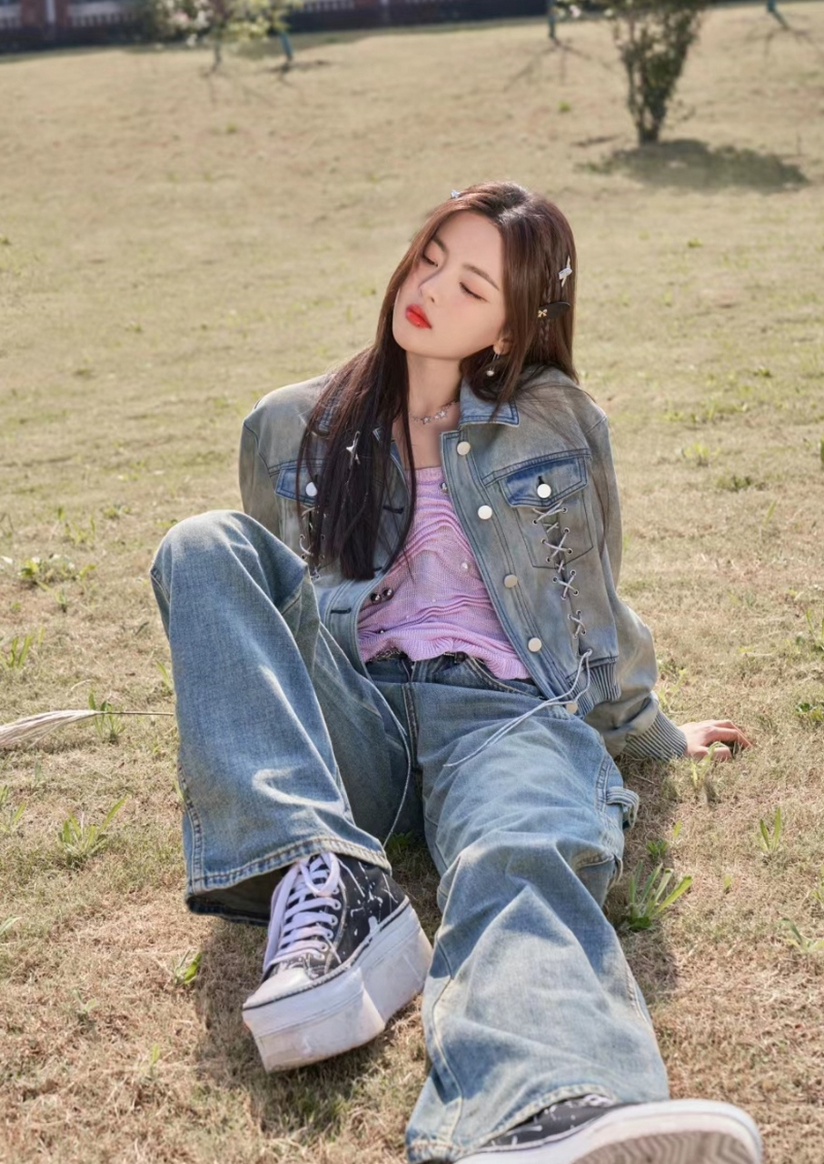 杨超越穿厚底帆布鞋出镜,牛仔外套配紫色针织衫洋气甜美,她还是一如