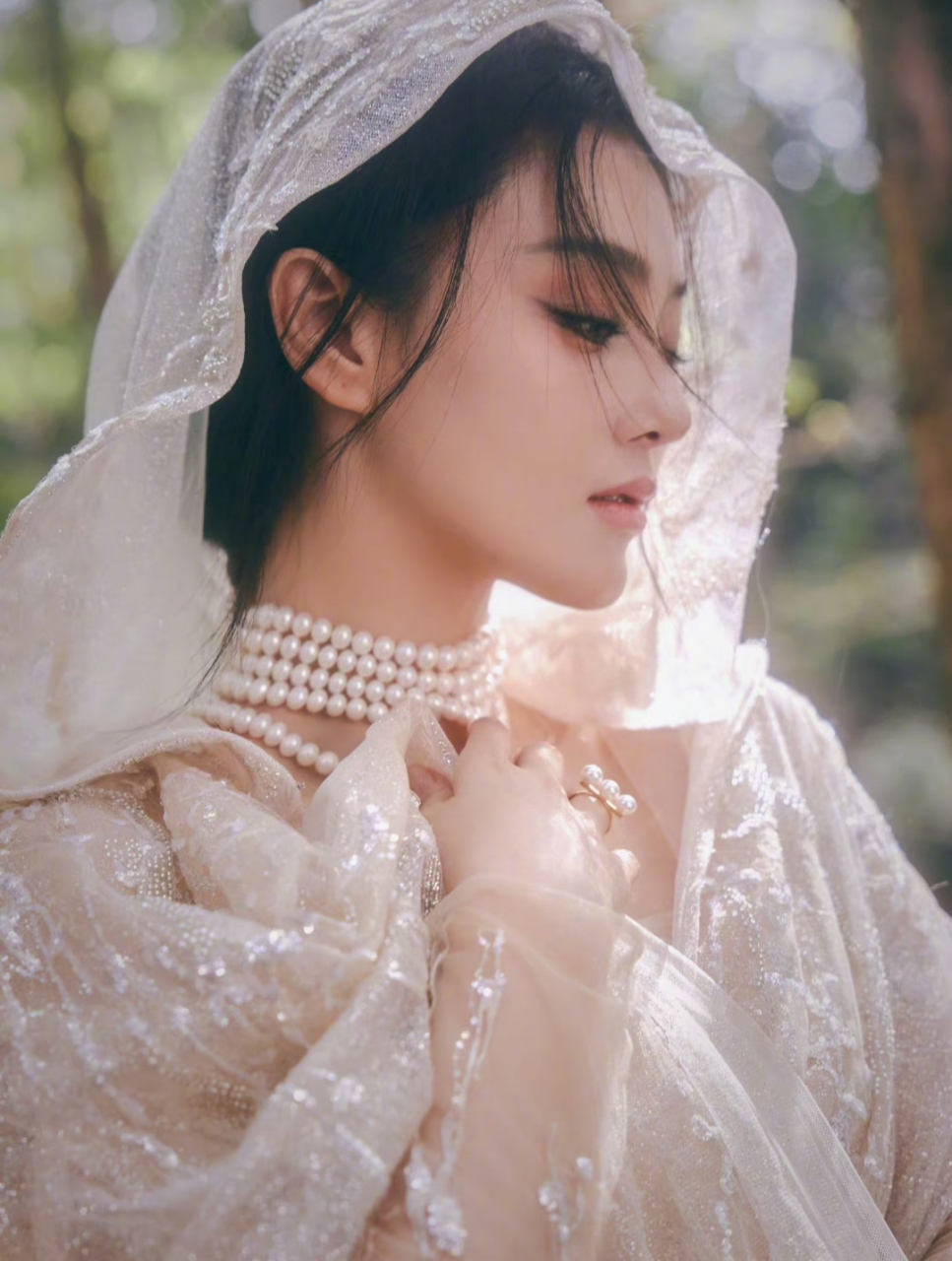 画面氛围唯美浪漫,张馨予穿纱裙好似仙侠剧里的仙子,脖子叠戴五层珍珠