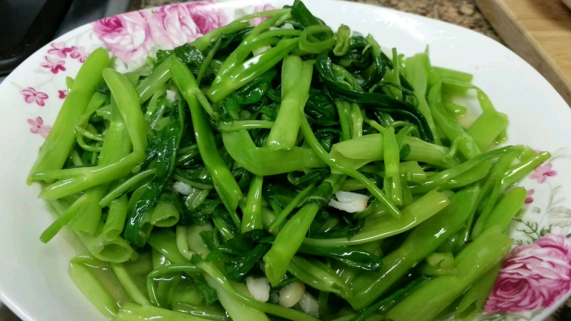 清炒空心菜还用焯水吗?教你直接下锅,翠绿不发黑的小技巧,收藏