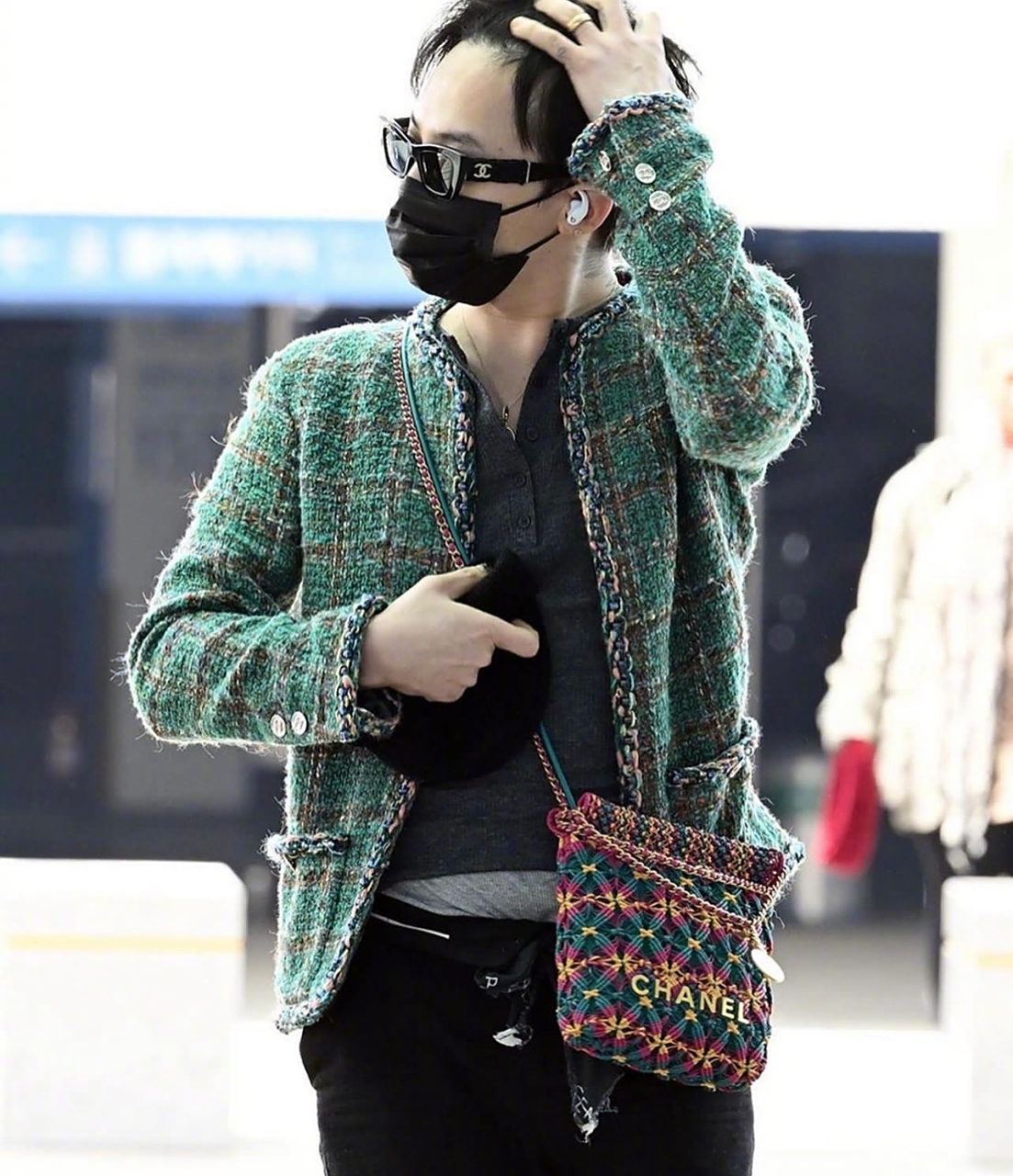 权志龙前往洛杉矶出席chanel 2024早春度假系列大秀,身穿chanel 2023