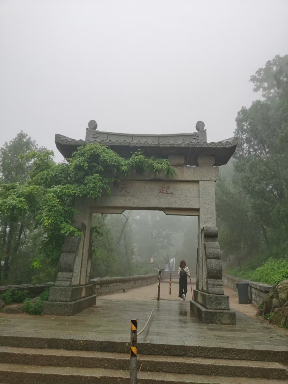 夏日避暑好去处# 雨中登泰山,是不是听着就很凉快.