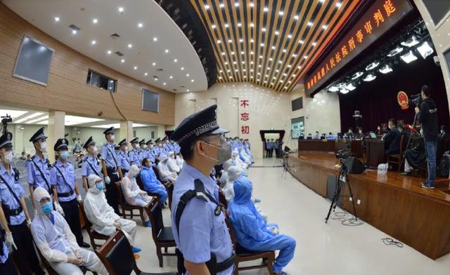 "土皇帝"黄鸿发被执行死刑,被捕画面曝光,嘴里说着"我没动"