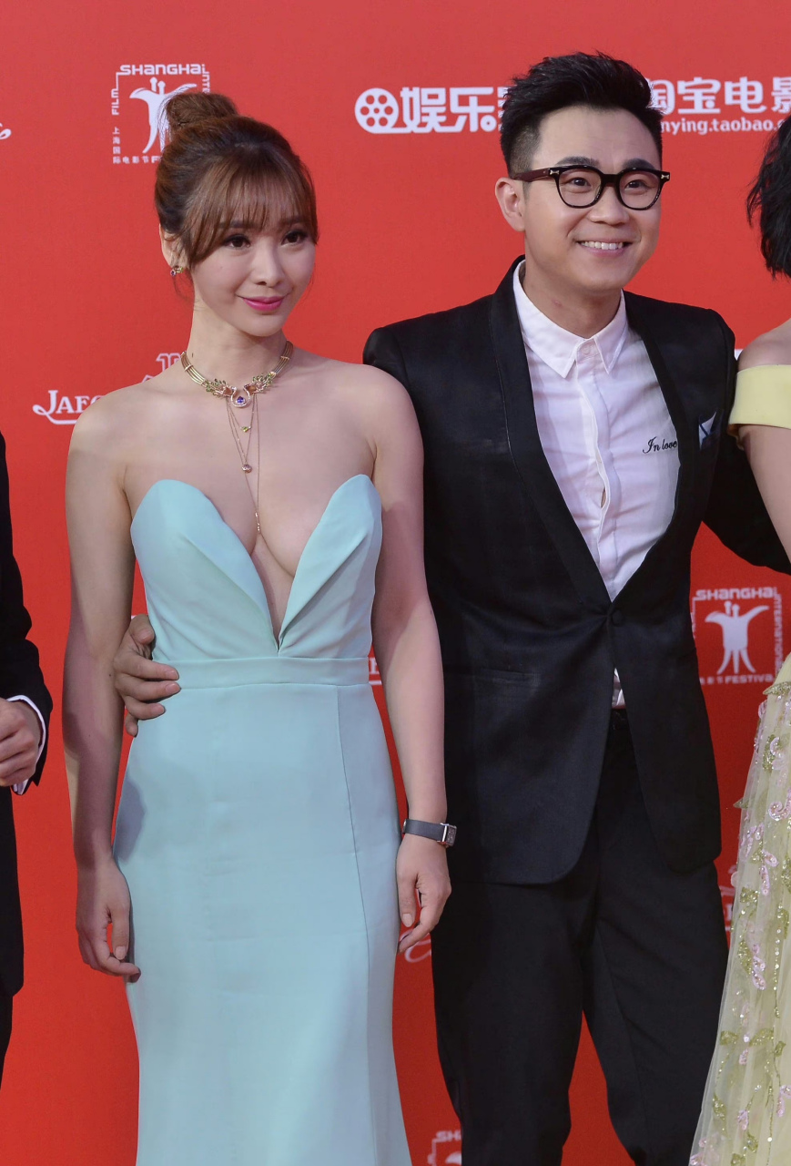 大鹏柳岩关系真好 柳岩衣服差评,真怕掉下来啊