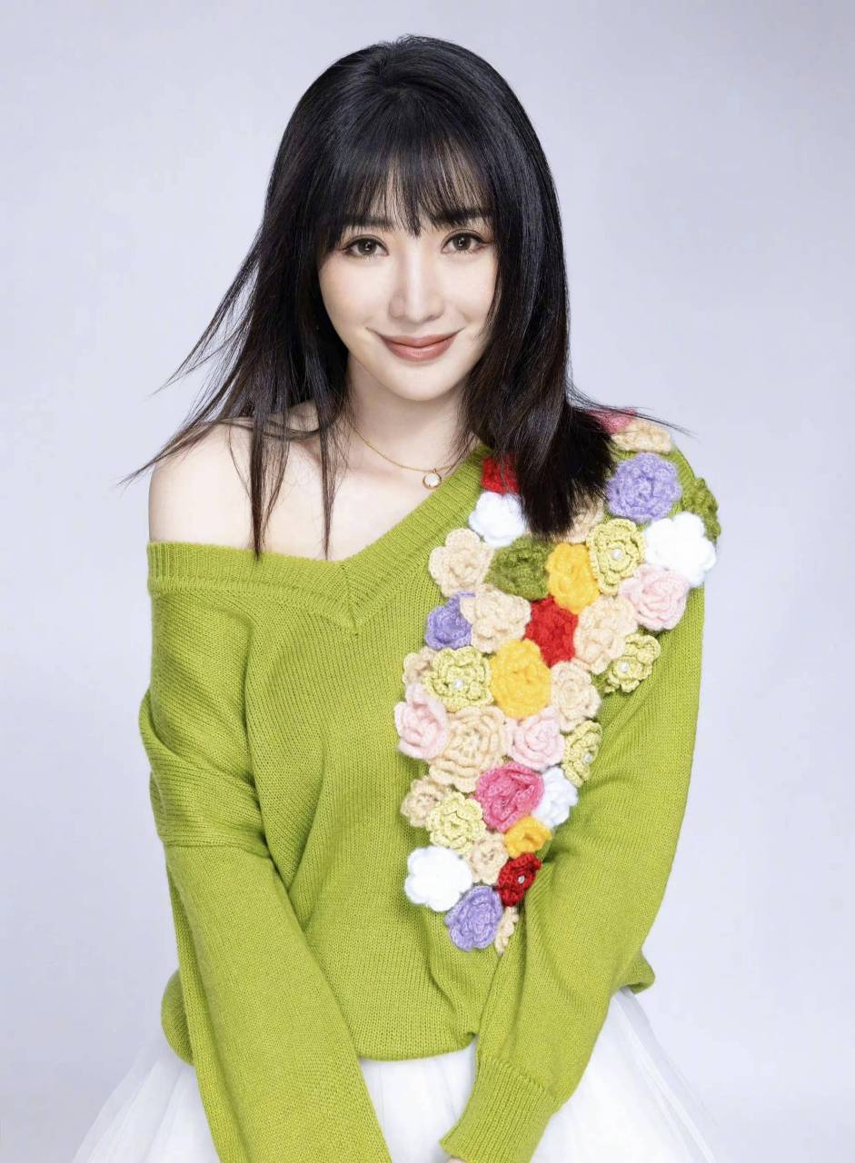 柳岩是一位来自中国的著名女演员和歌手,她以其出色的演技和优美的