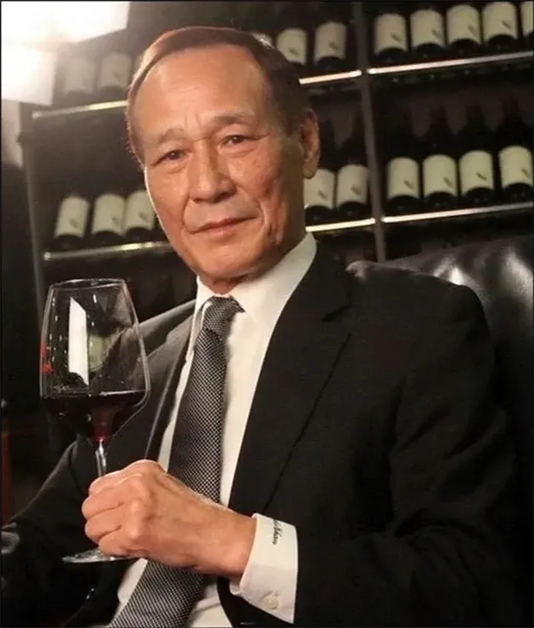 臧天朔直接点了10瓶皇家礼炮和老大哥一醉方休.