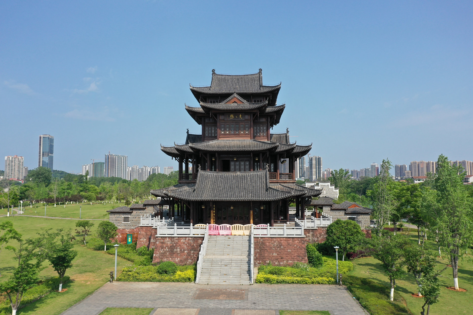 衡阳市东洲岛上的标志性景点夫之楼,每次从那经过都是大门紧锁或用